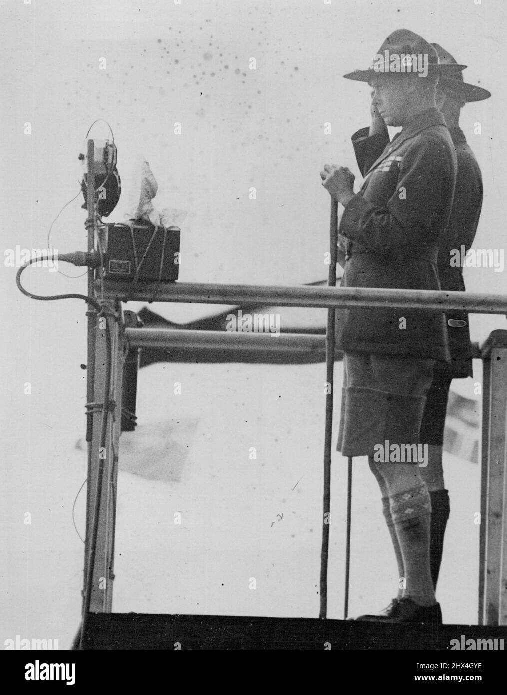 Prince of Wales prende scouts saluto. Spettacoli fotografici: Principe del Galles e Gen. Sir Robert Baden Powell che prende il saluto. Il raduno dei Pageant delle Nazioni si è svolto presso il Boy Scouts World Jamboree a Birkenhead questo pomeriggio. Agosto 02, 1929. (Foto della stampante associata). Foto Stock