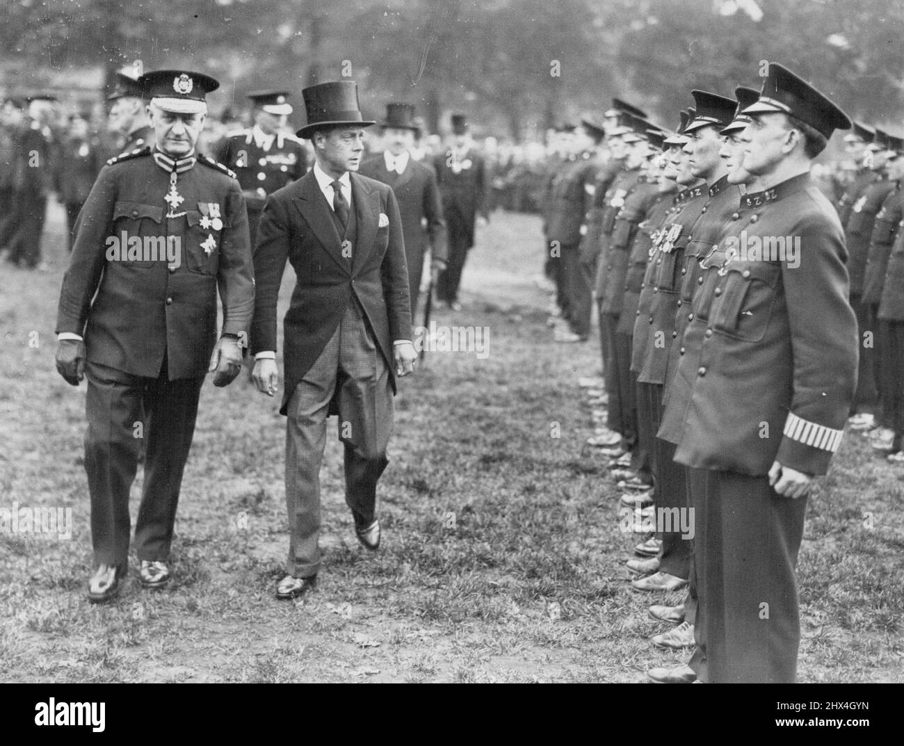 Prince ispeziona la riserva speciale del Constabulary. Foto mostra:- il Principe di Galles ispezionando la Riserva Speciale del Constabulary a Hyde Park questo pomeriggio. Il Principe di Galles a -day ispezionò una parata della Metropolitan Special Constabulary Reserve a Hyde Park, Londra, W.C. Ha inoltre presentato le coppe di sfida e le medaglie ai vincitori e secondi classificati dei concorsi Inter-Divisional e First Aid, dopo di che ha preso il saluto nel marzo scorso. Giugno 05, 1932. (Foto di Topical Press). Foto Stock