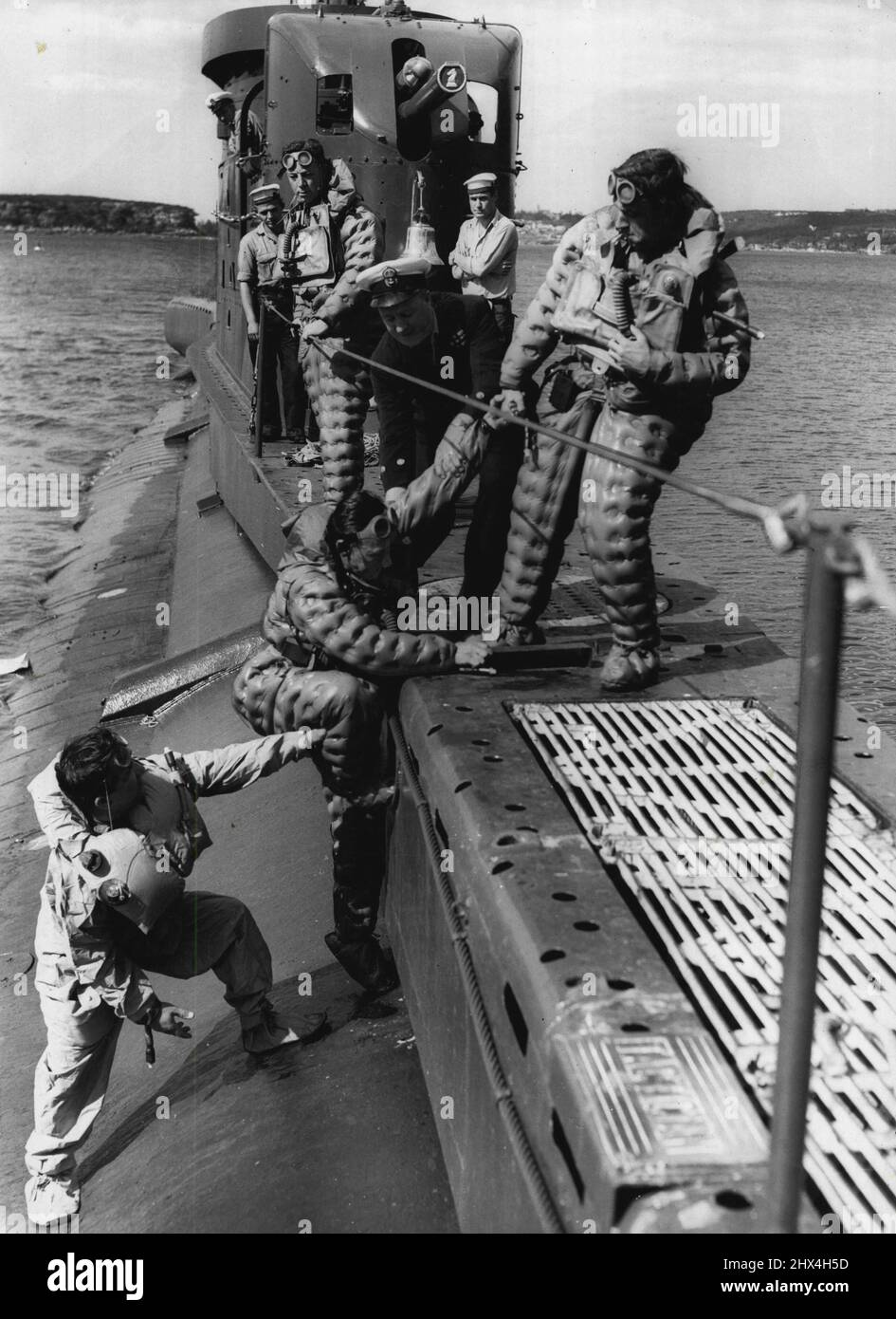 Il sottomarino HM Tactician si prepara per il viaggio oceanico alle Fiji e Nuova Zelanda per gli esercizi con RNZN & RNZAF. Testare la loro attrezzatura di fuga prima di lasciare Sydney stasera. (Tues) questi membri dell'equipaggio secondo le istruzioni di C.P.O Coxswain. A. MacLean sul lato dei sottomarini. Visione L/S. I. Gill, P.O. L. o'gara.. E M (E). I. C. Rayment. Il tattico è uno dei tre sottomarini in prestito alla Royal Australian Navy ed è stato impegnato in esercizi con il nostro squadrone. Possono rimanere a galla per più di una settimana in uno dei ***** . Novembre 02, 1955. (Foto di Gordon Herbert Short/Fairfax Media). Foto Stock
