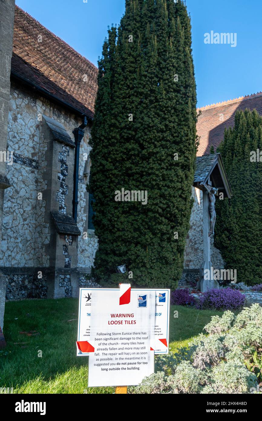 Avviso di avvertimento di piastrelle del tetto sciolte a causa di danni da Storm Eunice nel febbraio 2022 al di fuori di All Saints Church, Alton, Hampshire, Inghilterra, Regno Unito Foto Stock
