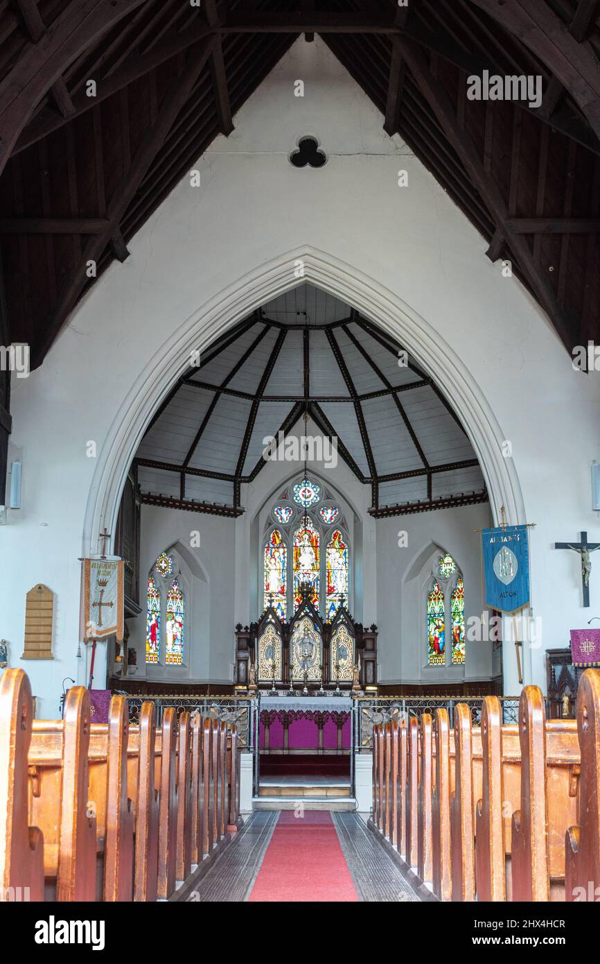All Saints Church interior, una chiesa anglicana ad Alton, Hampshire, Inghilterra. Si tratta di un edificio classificato di grado II. Foto Stock