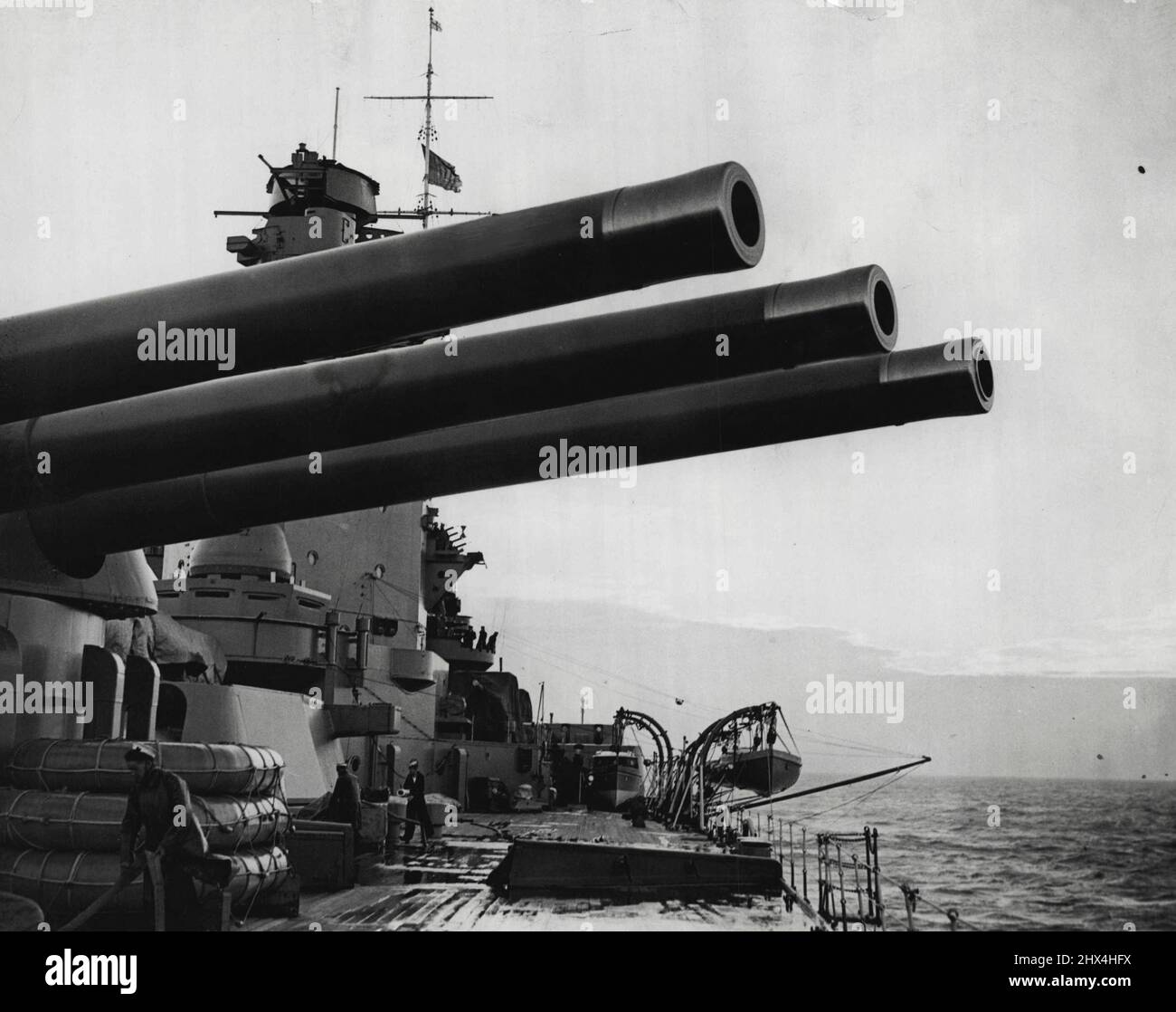 A bordo dell'HMS 'Rodney' durante gli esercizi di Difesa costiera di Mare, Terra e aria - le pistole da 16 pollici dell'HMS 'Rodney' elevate per posizione di fuoco quando fuori Portland. Redland (Inghilterra) e Blueland, un paese immaginario a 600 miglia di distanza nell'Atlantico, sono state le "forze opposte" nell'esercizio di difesa costiera, a cui hanno partecipato i servizi terrestri, marittimi e aerei. Luglio 16, 1937. (Foto di Tropical Press Agency Ltd.). Foto Stock