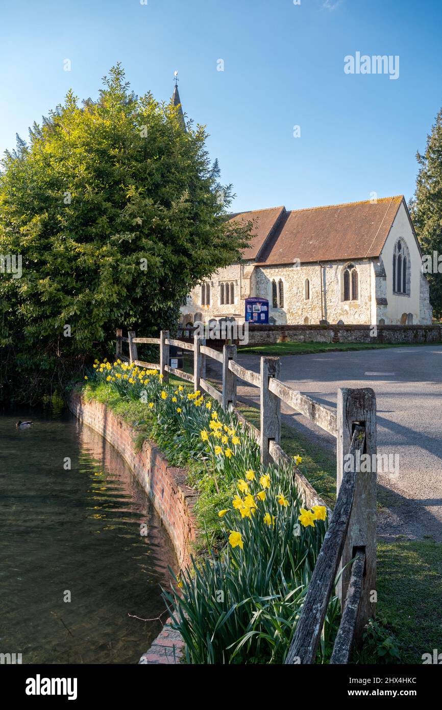 Chiesa parrocchiale di Holybourne accanto al laghetto delle anatre, villaggio di Holybourne, Hampshire, Inghilterra, Regno Unito, durante la primavera Foto Stock