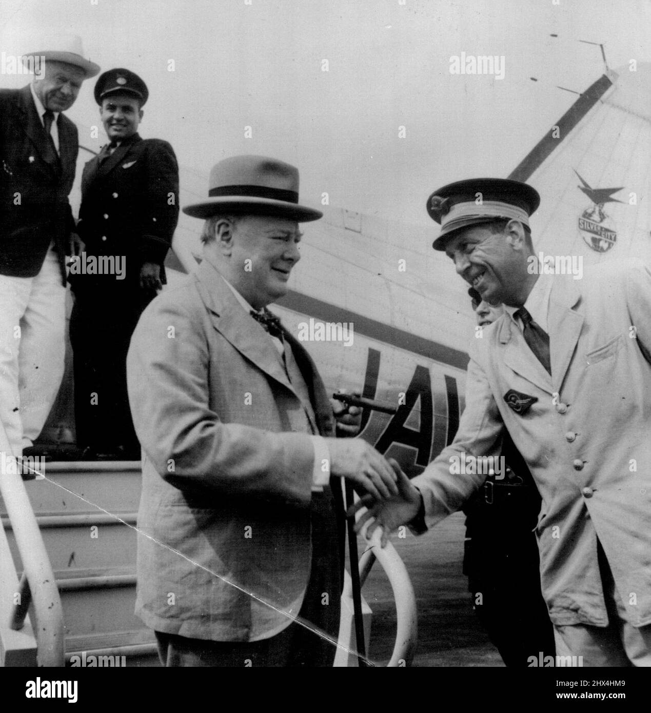 Churchill Guest di Beaverbro OK sulla Riviera - il Premier britannico in tempo di guerra, il sig. Winston Churchill scrolla le mani con il Comandante di campo aereo di Nizza, ***** È arrivo sulla Costa Azzurra da Strasburgo. ***** l'aereo è il proprietario del giornale lord ***** Che ospiterà il Sig. Churchill presso la residenza di ex a CAPD'ail. Churchill, che ha partecipato al ' europeo ***** L'incontro a Strasburgo è quello di fare qualche pausa al CAPD'ail. Agosto 19, 1949. Foto Stock