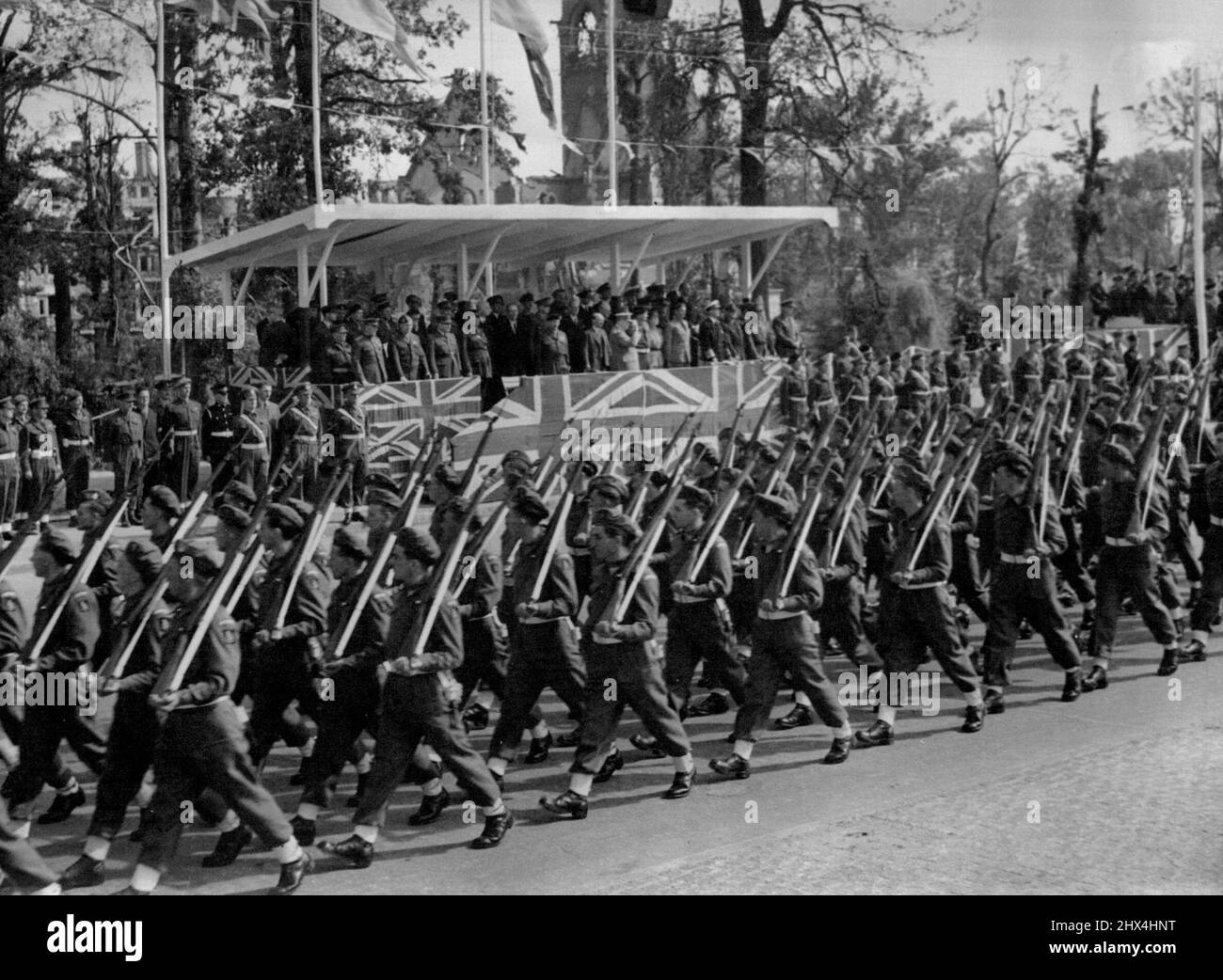 Il Sig. Churchill prende la saluta alla Grande Parata della Vittoria di Berlino - uomini della divisione Armobled 7th, i famosi 'ratti di deserto' che hanno combattuto il loro senso attraverso da El Alamein, marzo oltre la base di saluting. Winston Churchill ha salutato una grande parata britannica nel cuore di Berlino, quando 10.000 uomini dei servizi di combattimento si sono arruolato lungo il charlottenburger Chaussee, l'ampia strada che attraversa il Tiergarten di Berlino. Luglio 23, 1945. Foto Stock