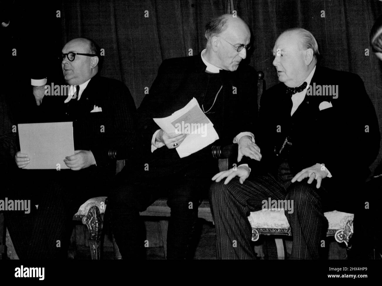 Platform Party - famosi cittadini d'Europa - da sinistra a destra, M. Paul Henri Spaak, presidente dell'Assemblea europea; l'Arcivescovo di Canterbury; e il Rt.Hon. Winston Churchill ha fotografato sulla piattaforma dei relatori presso la Kingsway Hall di Londra, stasera (lunedì), dove si tiene la riunione sponsorizzata dal Consiglio del Regno Unito del movimento europeo. L'arcivescovo di Canterbury era presidente dell'incontro e il signor Churchill era un oratore. Novembre 28, 1949. (Foto di Reuterphoto). Foto Stock