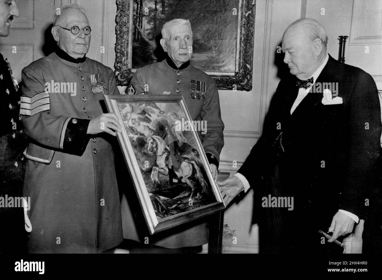 Chelsea Pensioners Gift to the prime Minister - Sir Winston Churchill ammirando il ritratto dopo la presentazione al No. 10 Downing St. Chelsea Pensioners - a nome del Royal Hospital, Chelsea, ha visitato No. 10 Downing St, Dove presentarono Sir Winston Churchill con un ritratto del suo antenato - il primo Duca di Marlborough. Il ritratto è in realtà una fotografia di un dipinto di John Closterman, recentemente presentato al Royal Hospital dalla Drapers Company. Maggio 07, 1954. (Foto di S & G) Foto Stock