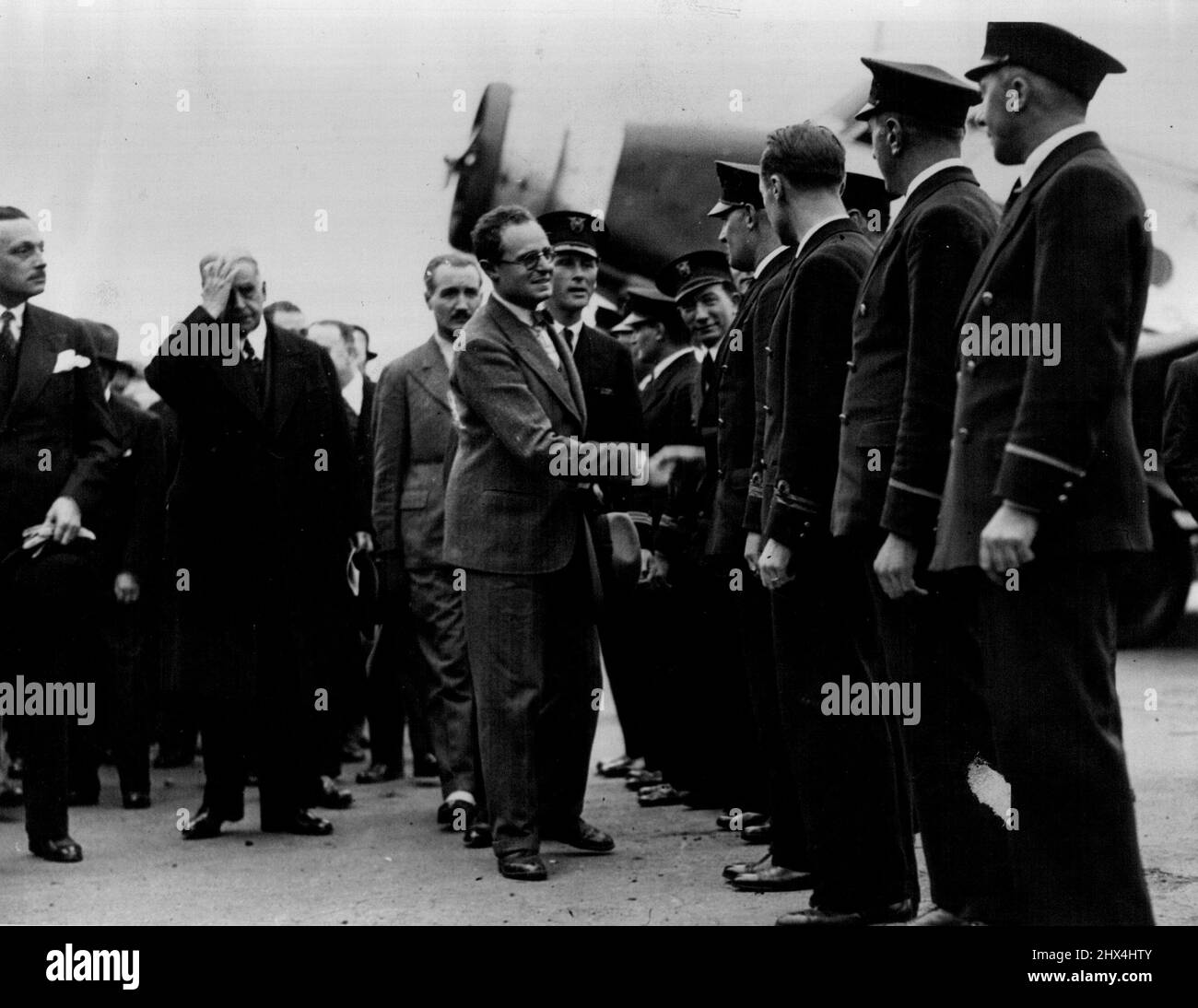 Il Ministro dell'aria francese inaugura la Grande New Air Line M. Pierre Cot scuotendo le mani con i piloti della nuova linea. Tutte le linee aeree francesi sono state raggruppate in un'unica grande preoccupazione chiamata Air France. La nuova organizzazione è stata inaugurata in una cerimonia presieduta da M. Pierre Cot, ministro francese dell'aria. Ottobre 09, 1933. Foto Stock