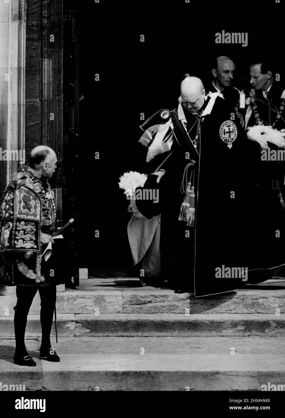 Sir Winston installato come Cavaliere del Garter - Sir Winston Churchill, il nuovo Cavaliere compagno dell'Ordine più nobile e onorabile del Garter visto nei suoi magnifici accappatoi, portando il cappello in mano, lasciando la Cappella di San Giorgio, il Castello di Windsor, dopo il Servizio del Garter, Durante il quale è stato installato nel suo proprio stalla nella Cappella come un nuovo Cavaliere. In una cerimonia privata nella Sala del Trono del Castello di Windsor oggi, S.M. la regina ha investito Sir Winston Churchill come compagno di Cavaliere del più nobile Ordine del Garter. Poi, questo pomeriggio, il Premier ha preso il suo posto nella cerimonia p Foto Stock