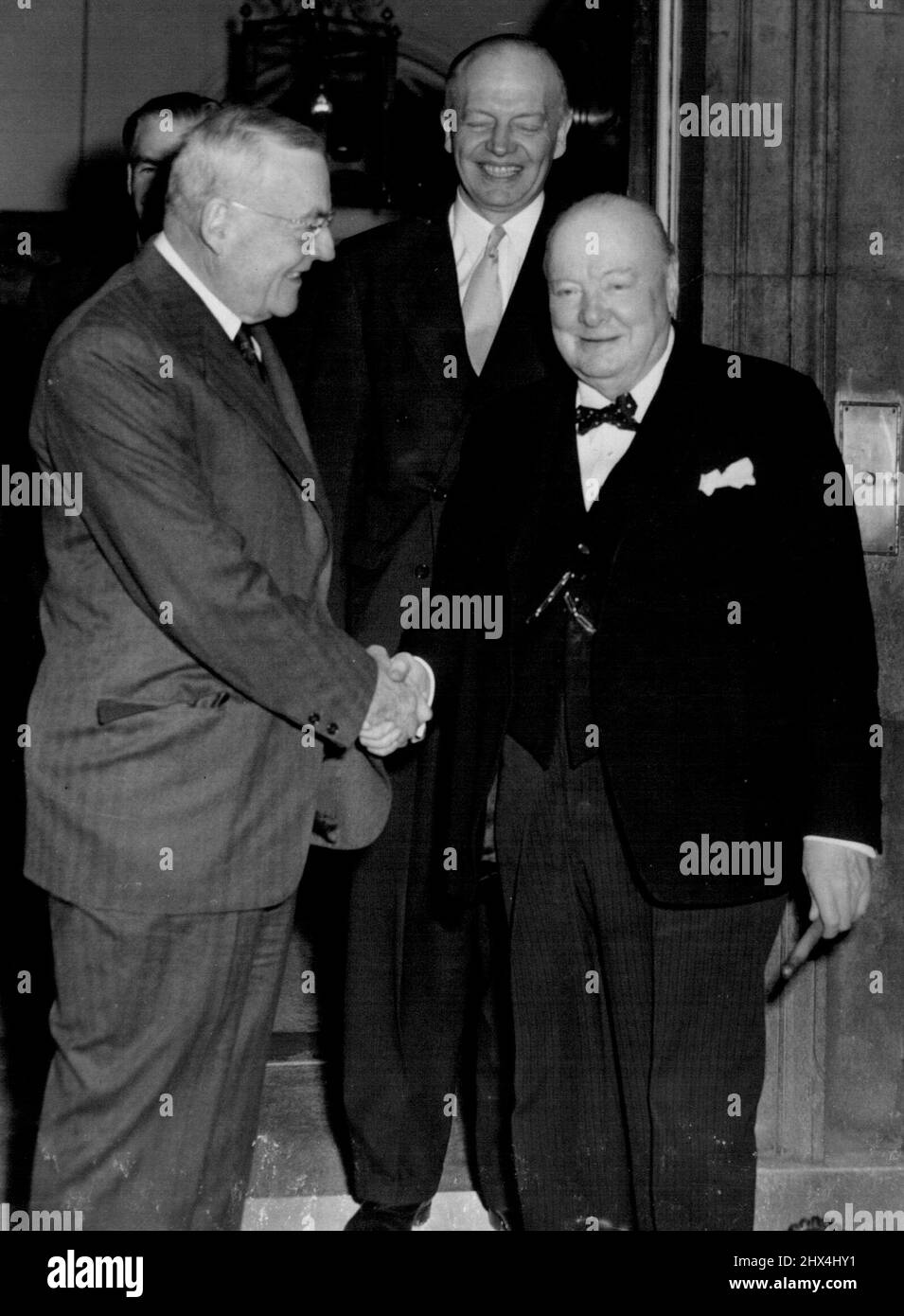 Churchill Farewells lunch guests - il primo ministro Winston Churchill (a destra) scuote le mani con il nuovo segretario di Stato americano, John Foster Dulles, dopo che quest'ultimo aveva pranzato con lui alle 10, Downing Street al giorno. Centro permanente è il Sig. Harold Stassen, direttore della Mutual Security Agency, che accompagna il Sig. Dulles nel suo tour di scoperta dei fatti in Europa. Prima e dopo pranzo i visitatori americani hanno avuto colloqui con il ministro degli Esteri britannico Anthony Eden presso il Foreign Office. Dulles e Stassen partiranno per Bonn domani. Febbraio 04, 1953. (Foto di Planet News Ltd.). Foto Stock