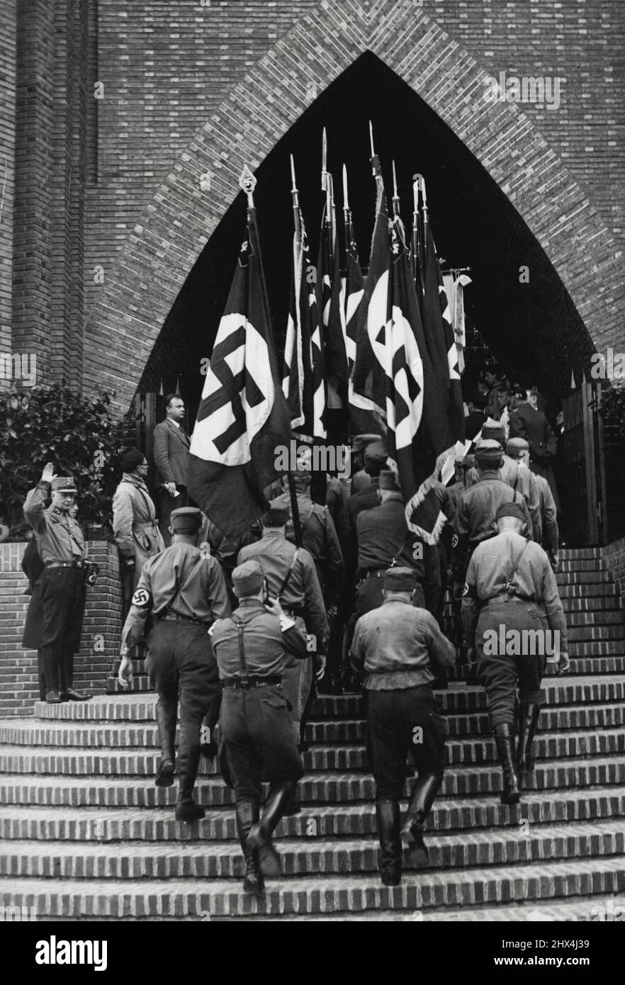 Bandiere nazionalsocialiste marciano in ***** -- Socialista Nazionale ***** distacco entrando nella chiesa. Il 19 marzo 33, la nuova chiesa sul ***** Zollerndamm a Berlino è stato ***** . Aprile 25, 1933. (Foto della stampante associata). Foto Stock