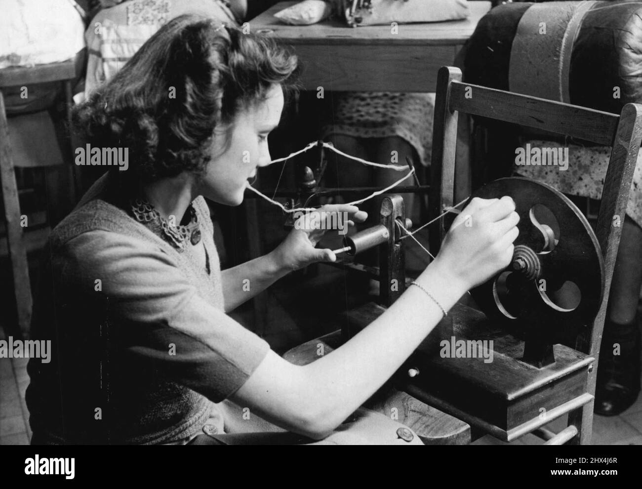 La scuola rivive una vecchia Art.13-year-old Margaret Frost usando un avvolgitore della bobina nel Buckinghamshire che fa il merletto class.Mrs E. Gibson, insegnante presso la New Bradwell Girls School di Wolverton, Bucks., ha iniziato una classe per rivivere la vecchia arte del merletto del Buckinghamshire. A partire da zero per quanto riguarda le attrezzature, ha fatto un appello per le bobine e i cuscini. La gente del posto ha risposto con un regalo di undici cuscini e molte bobine, alcune di origine francese, e ora la classe in modo ben in corso, alcune delle ragazze mostrando una notevole attitudine per il compito di pittura. Maggio 23, 1949. (Foto di Fox Photos Foto Stock