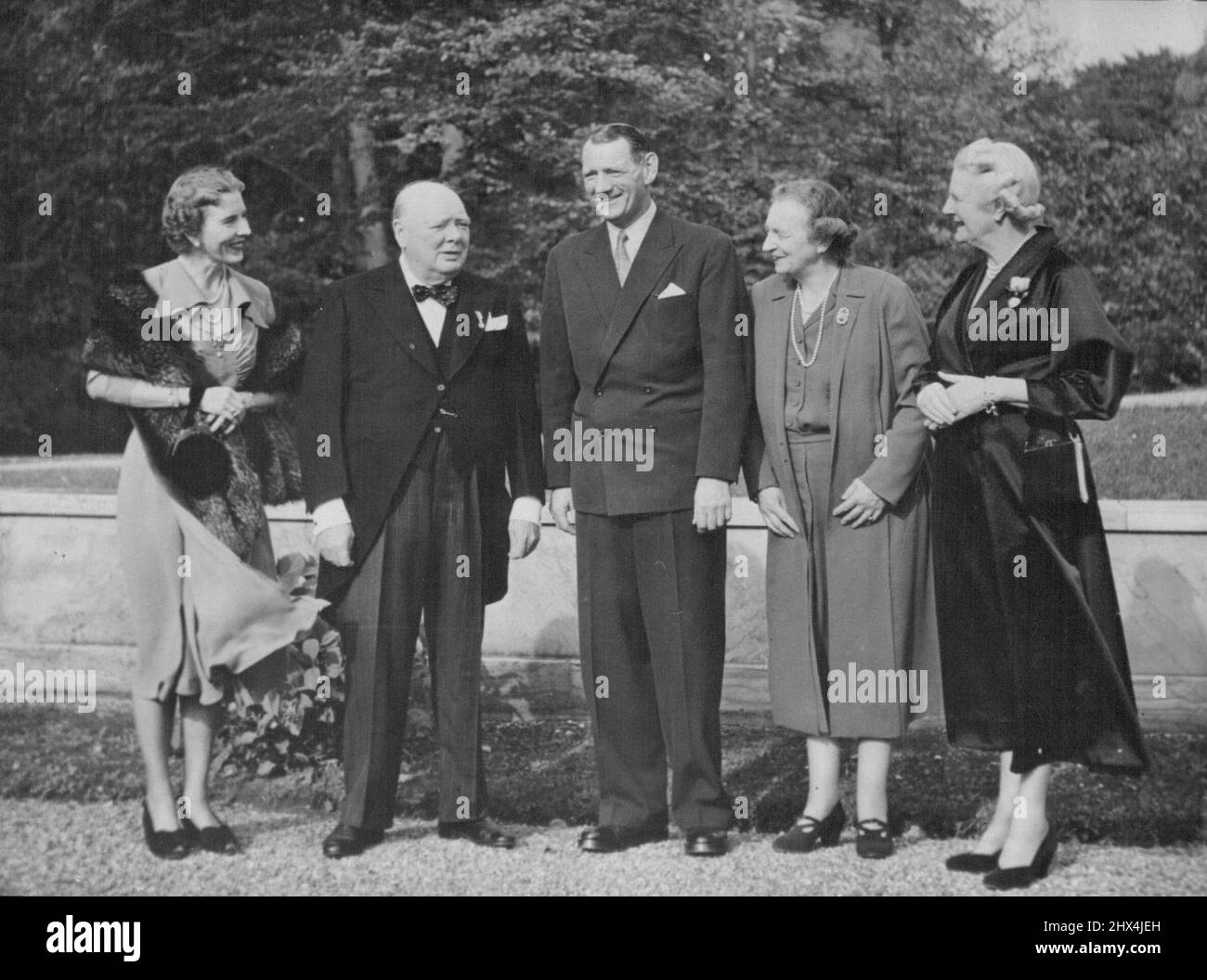 Churchill con Re, Regina di Danimarca. Da sinistra a destra, nel Giardino del Castello di Fredensborg, 30 miglia da Copenhagen, sono; la Regina Ingrid, il Sig. Winston Churchill, il Re Frederik, La regina Dowager Alexandrine, e la signora Churchill, ottobre 10. I Churchill's, ospiti del movimento di resistenza danese, soggiornano al castello con il re e la regina di Danimarca, durante la loro visita di tre giorni. Novembre 15, 1950. (Foto di stampa associata). Foto Stock