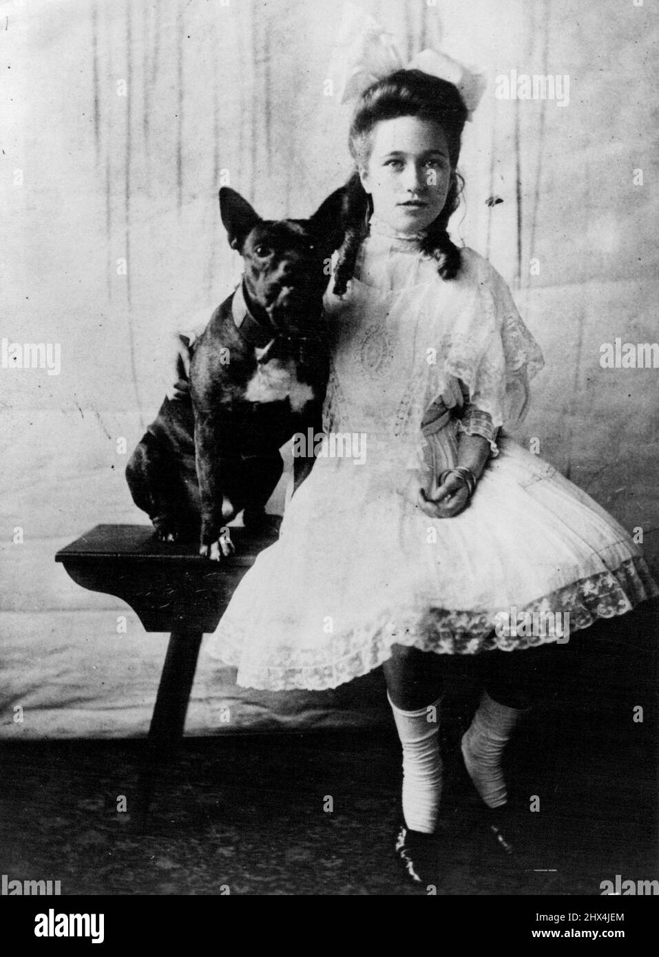 Wallis, in abito da ballo, all'età di circa sei anni. Con lei è Bully, il primo cane che ha mai posseduto. Settembre 13, 1950. Foto Stock
