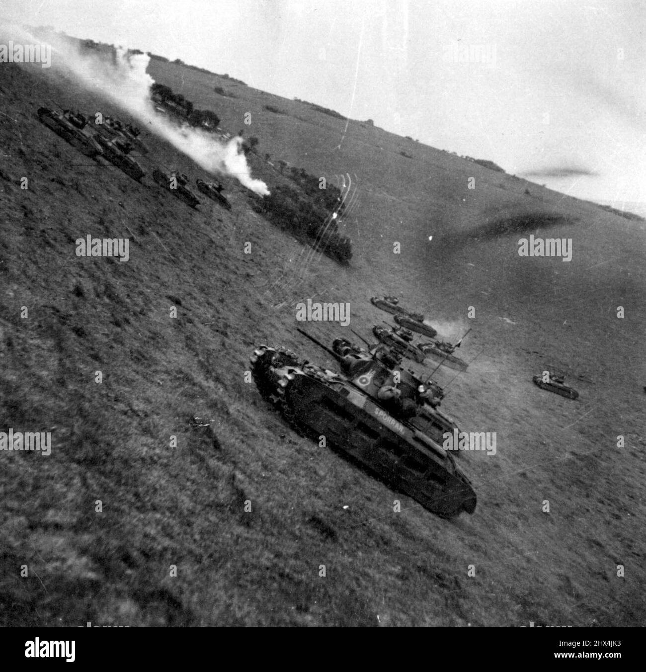 Tanks in Training -- la tendenza della guerra moderna è verso la completa meccanizzazione e il carro armato è un elemento vitale dell'attrezzatura dell'esercito. L'attuale carro armato ha poca somiglianza ai suoi famosi predecessori dell'ultima guerra ed è veloce, ben armato, ben armato e facilmente ***** combattimenti che possono viaggiare su un terreno accidentato e collinare a una velocità sorprendente. Foto scattate ad un'esercitazione del carro armato nell'Inghilterra sudorientale. Non c'è nulla che un serbatoio non tenterà. Onde di carri armati visto salire su una pendenza estremamente precipitante in generale anticipo sparando come vanno. Gennaio 10, 1955. (Foto di Pho ufficiale britannico Foto Stock
