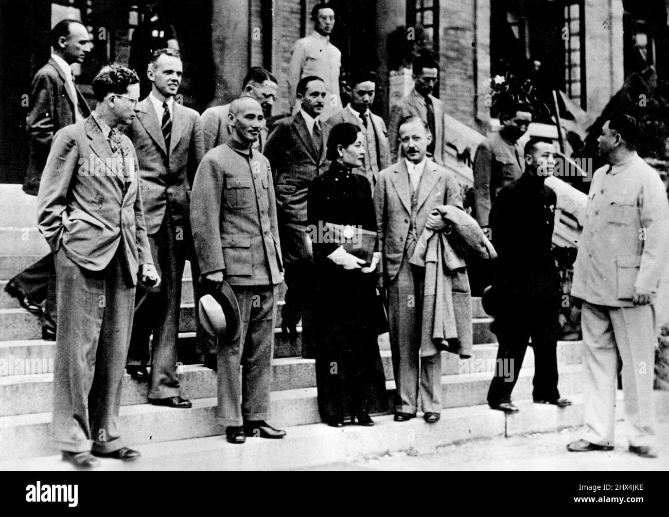 Il leader cinese riceve la stampa -- Generalissimo e la signora Chians Kat-Shek fotografati sui passi della loro residenza di funzionari qui con alcuni dei corrispondenti stranieri che hanno ricevuto il 24th settembre. Ottobre 20, 1937. (Foto di Wide World Photo). Foto Stock