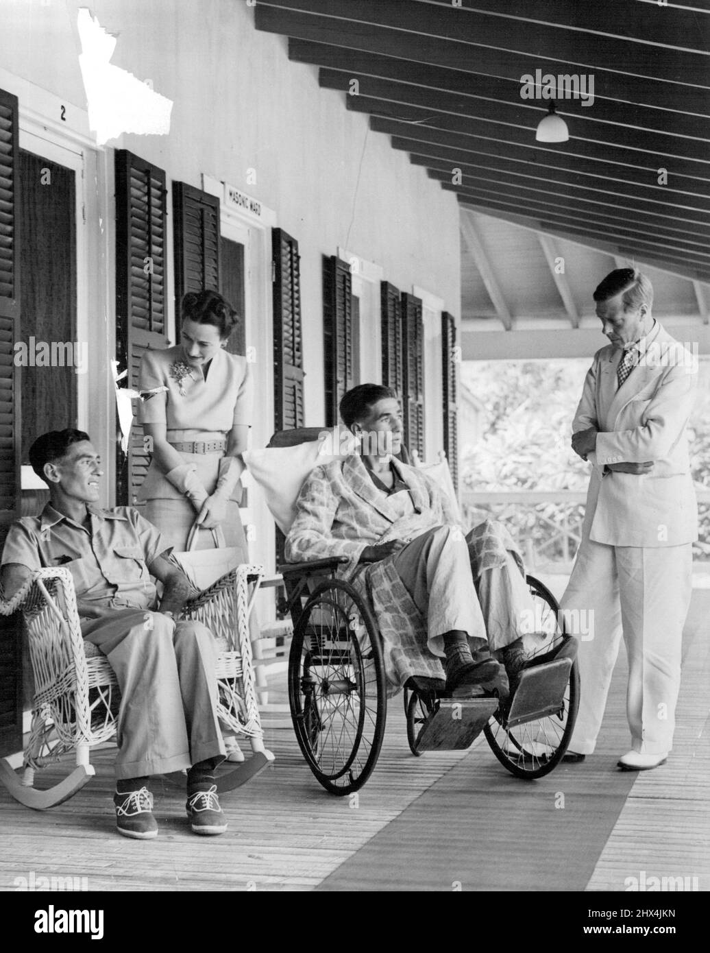 A migliaia di chilometri dalla scena d'azione, due marinai Ked a Last Find Peace and Comfort.His Royal Highness il Governatore e la Duchessa di Windsor visitano Roy Widdicombe e Robert Tapscott, sopravvissuti al siluro S.S. "Angle Saxon" presso il Bahamas General Hospital di Nassau. Sia la sua altezza reale che la Duchessa stavano estraendo interessato alle esperienze di sollevamento dei capelli il ***** inclusi settanta giorni di navigazione in barca aperta, venticinque ***** Coperto, ventotto giorni senza cibo, otto giorni ***** l'acqua e l'avvistamento di terra ma cento miglia formano ***** Di Colombo dopo aver attraversato Foto Stock