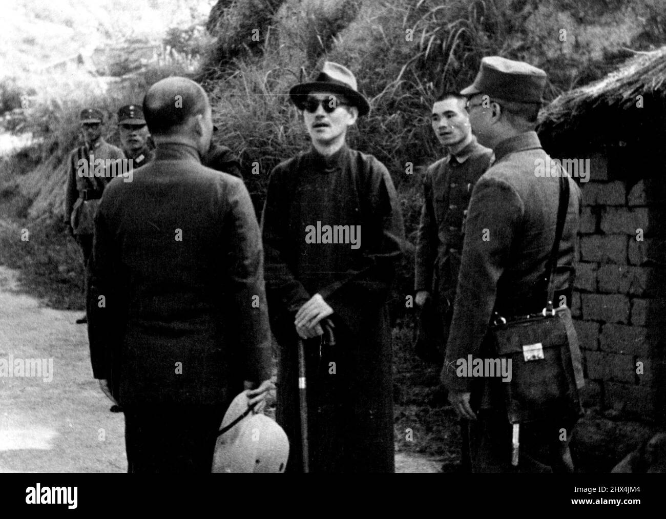 Chiang Kai Shek generalizzante indossando occhiali scuri e lunghi puliti Who ***** Una città del fronte di battaglia Hunan da R. K. MacDonald. Dicembre 4, 1941. (Foto dell'Agenzia Centrale di informazione). Foto Stock