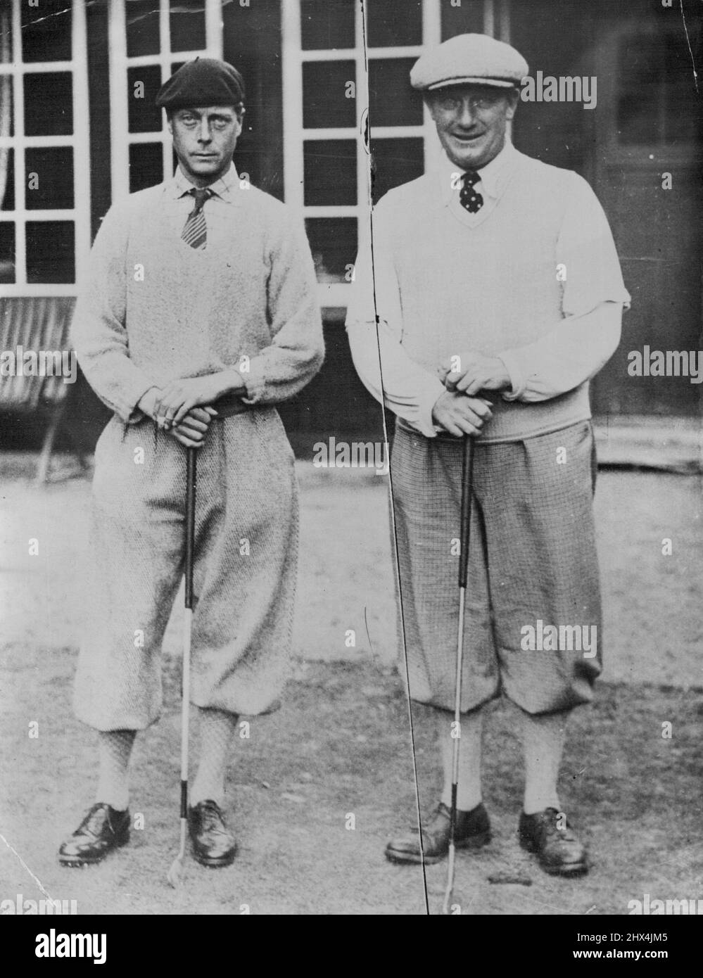 Prince at Golf il Principe di Galles con il golfista svedese, Ancercrona. Il Principe di Galles ha giocato come membro della Danish Golf Team contro la squadra svedese Falsterbo durante il week-end di Copenaghen. Il Principe è stato eletto membro onorario della squadra danese. Gennaio 01, 1932. (Foto della stampante associata). Foto Stock