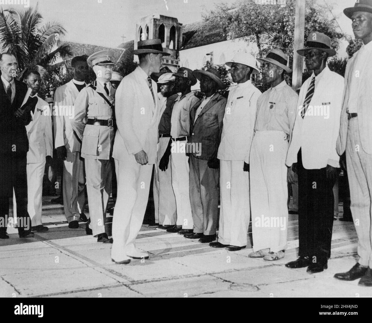 Duke ispeziona i veterani di guerra Nassau - il Duca di Windsor, Governatore delle Bahama Islands, (Centro) ispezionando i membri della British Great War Veterans Society (Bahamas ex Service Men's Association) nel Priory Grounds di Nassau. Luglio 04, 1942 (Foto di ACME News Pictures) Foto Stock