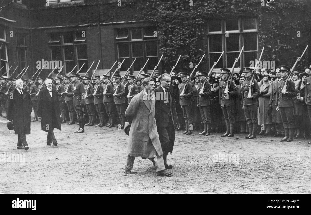 Prince of Wales visita Bedfordschool. Il Principe del Galles questa mattina ha visitato la Bedford School, dove ha aperto il nuovo edificio della scienza. O.P.S. Il Principe di Galles ispezionando una guardia d'onore di O.T.C.S. Novembre 08, 1933. (Foto di Keystone). Foto Stock