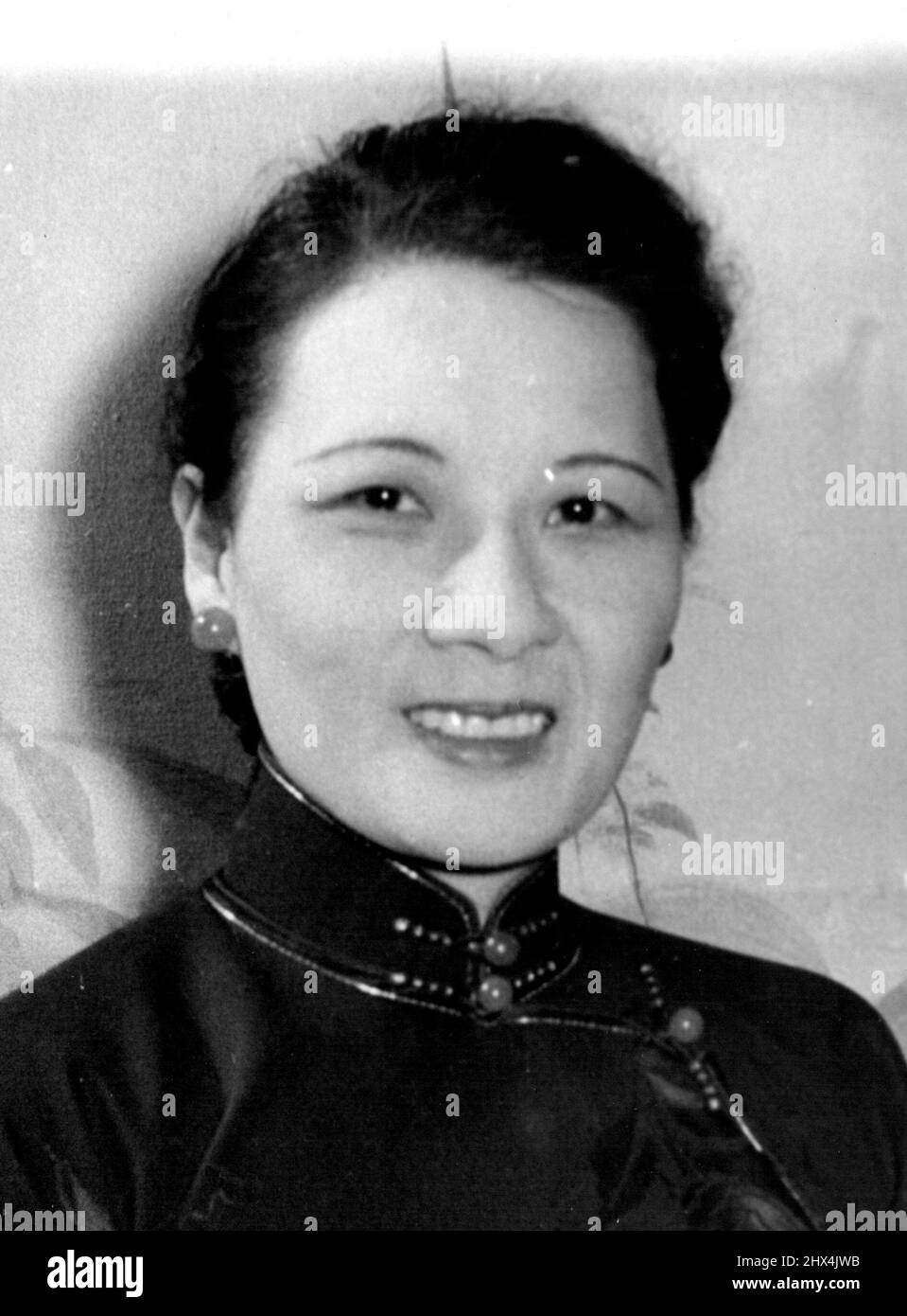 Signora Chiang Kai-shek -- nato: Shanghai, 1938 A.B. con gli onori, Wellesley College, 1917 suor-in-law di Sun Yat-Sen sposò Chiang Kai-Shek, 1927 fotografato a New York, 5 marzo 1943. Marzo 21, 1943. (Foto di Wide World Photo). Foto Stock