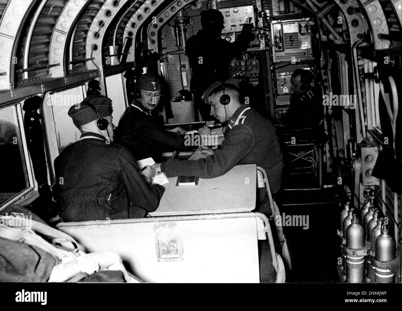 Scuola militare per corpi di segnale aereo -- Vista in un 'uditorio volante' di una scuola militare della forza aerea tedesca. Qui i corpi di segnale imparano a maneggiare gli aero-strumenti come la bussola di cuscinetto, la telegrafia senza fili e tutte le questioni di navigazione Ecole militaire de la force eyrienne allemande. Dicembre 12, 1938 Foto Stock