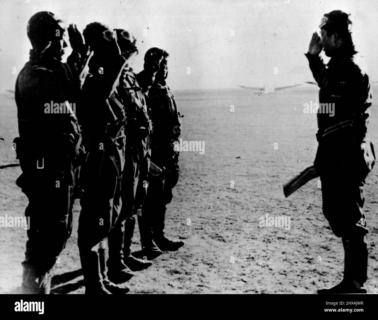 Jap Airmen ottenere le loro istruzioni per la guerra sovietica -- gli aerei giapponesi di stanza a questa base aerea ricevere istruzioni da un superiore ufficiale per i combattimenti aerei con "Outer Mongol Red Planes". Le battaglie aeree tra aerei della Garrisone Kuantung e navi sovietiche hanno portato a diverse centinaia ***** . Agosto 02, 1939. (Foto di ACME Newspictures Inc.). Foto Stock