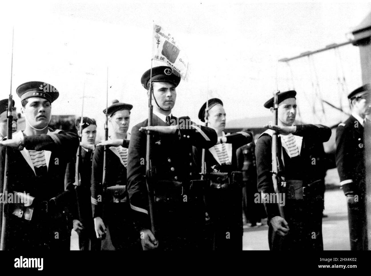 Presentazione ai piloti francesi liberi -- lo Standard che viene portato sulla baionetta della Guardia Francese libera, dopo la presentazione di questo pomeriggio. Questo pomeriggio una presentazione del piccolo Standard da parte del popolo francese libero in questo paese è stata data al combattente francese libero Squadron, Che stanno combattendo a fianco del R.A.F. nelle contee di casa, il generale M. Valin, capo degli eserciti francesi di combattimento dell'aria, ha puntellato sulla Croix de Guerre sul campione, per il buon lavoro che lo Squadrone sta facendo. Settembre 01, 1942. (Foto di Fox Photos). Foto Stock
