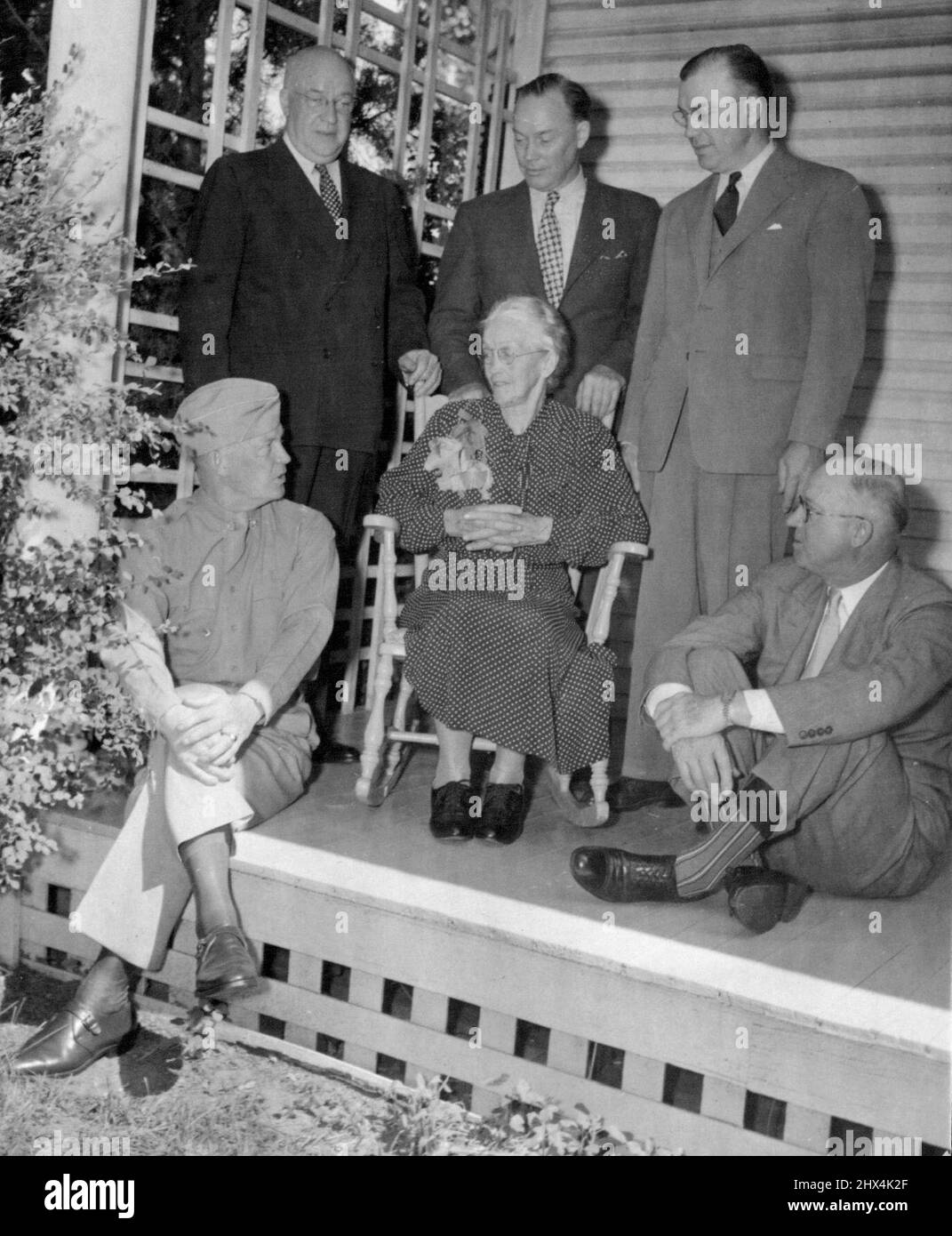 Famiglia riunione la famiglia Eisenhower gode di una felice riunione con il loro famoso figlio e fratello, sul portico anteriore della casa della madre del generale ad Abilene. Da sinistra a destra: (In piedi) Arthur, Earl e Milton Eisenhower, i fratelli del generale; (seduti) il generale Dwight D. Eisenhower; la signora Ida Eisenhower, la madre del generale; e Edgar Eisenhower, un altro fratello. Giugno 24, 1945. (Foto di ACME). Foto Stock