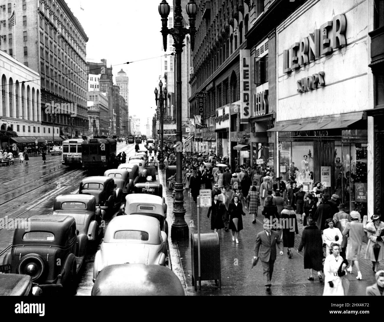 La prima guerra è finita, gli amanti dello shopping hanno superato le strade di Brisco -- quasi deserte dopo il tramonto, la famosa Market Street di San Francisco presenta un vivace soene durante le ore di punta dello shopping con i festicanti natalizi che affollano le strade. Ecco una vista, guardando dalla quarta strada verso il lungomare. Dicembre 15, 1941. (Foto di ACME). Foto Stock