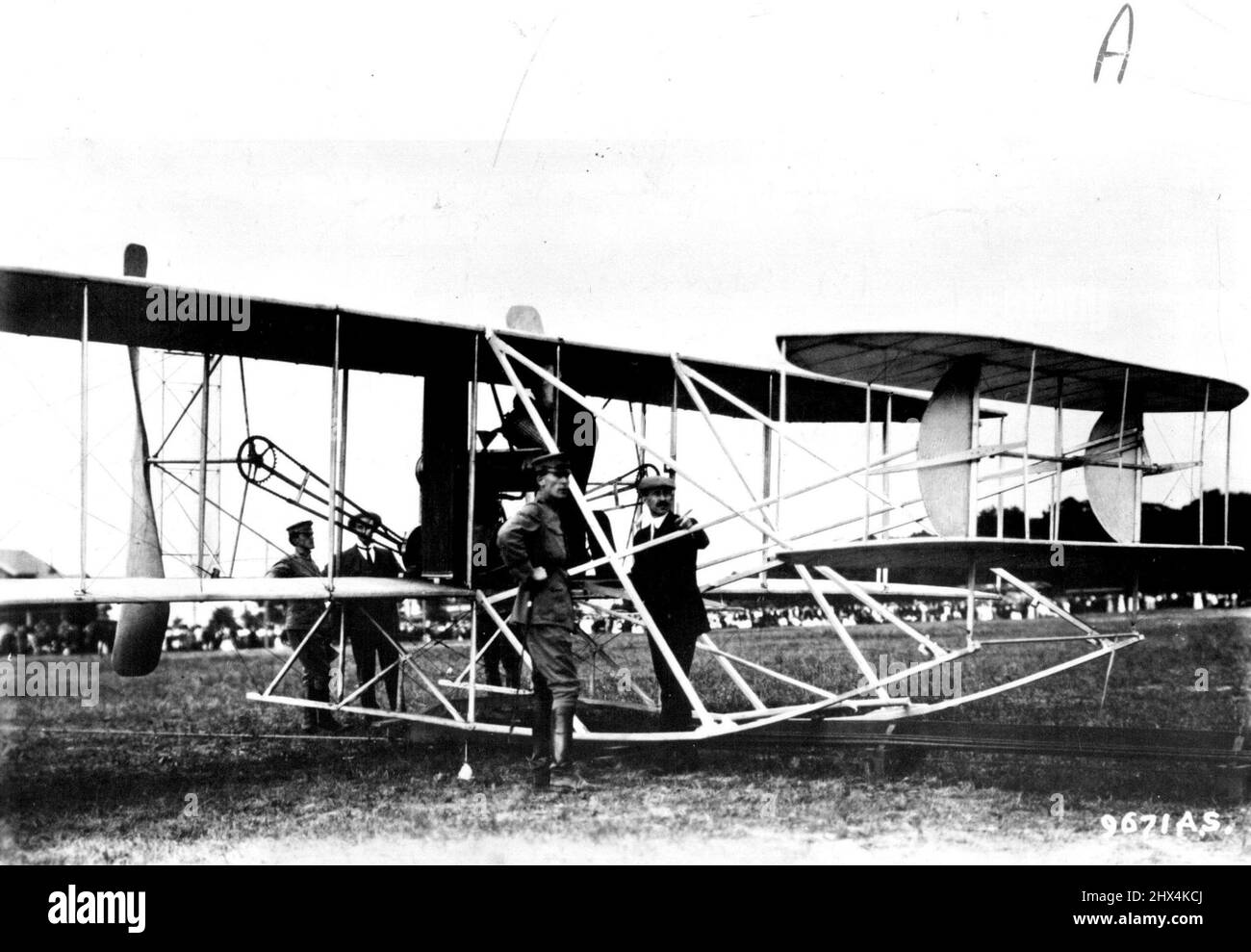 Il corpo aereo dell'esercito annuncia 30 anni di progresso -- l'aeroplano di Wright a Fort Myer, Va., 27 luglio 1909. Da sinistra a destra, ***** Tenente B.D. Foulois, Wilbur Wright, il tenente Frank P. Lahm e Orville Wright. Lahm è un colonnello ora. Ancora in servizio attivo e Foulois, capo del corpo aereo, si ritirò come generale maggiore. Il velivolo Wright raffigurato nel 1909. Luglio 24, 1939. (Foto di Wide World). Foto Stock