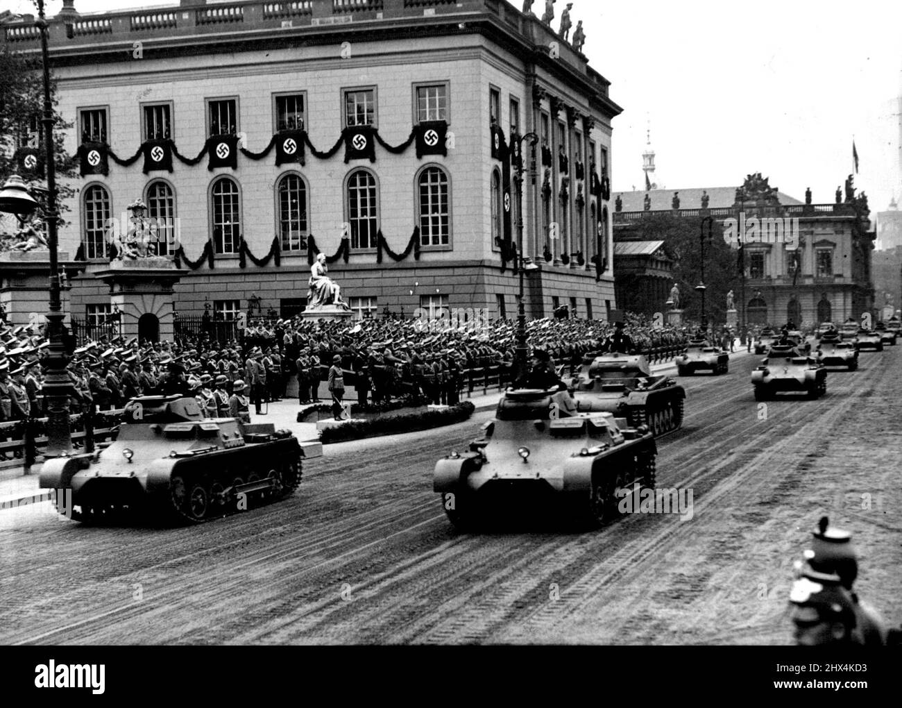 Magnitudine Birthday Parade davanti al leader - Grubbend prende il leader dalla parata delle forze Armate. Qui la forza del serbatoio. Aprile 20, 1938. (Foto di Atlantic-Photo). Foto Stock