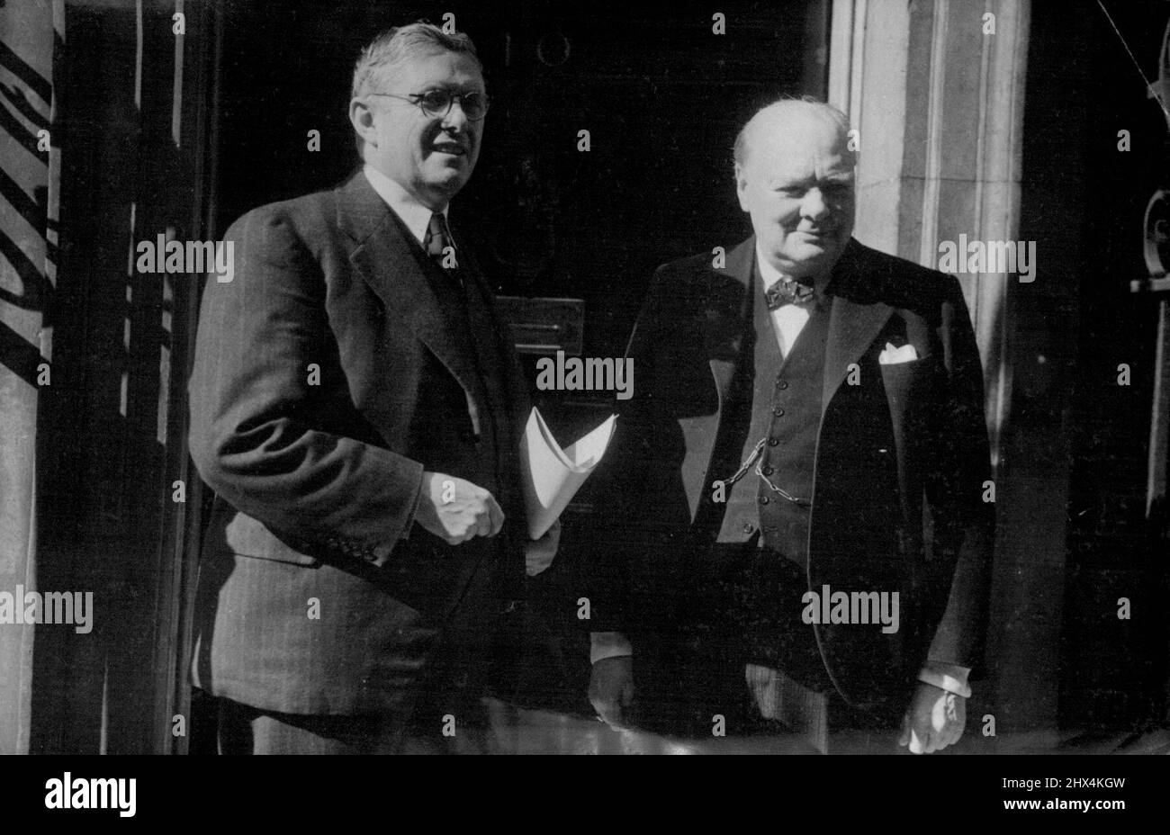 Il Dott. Evatt visita il primo Ministro -- il Dott. H.V. Evatt con il primo Ministro dopo una visita al n. 10. Dr. H.V. Evatt, ministro australiano degli Affari esteri e procuratore generale, che è stato in missione negli Stati Uniti, è ora arrivato a Londra, dove come rappresentante accreditato parteciperà alle riunioni del Gabinetto di guerra e del Pacific War Council. Settembre 07, 1942. (Foto di Sport & General Press Agency, Limited). Foto Stock