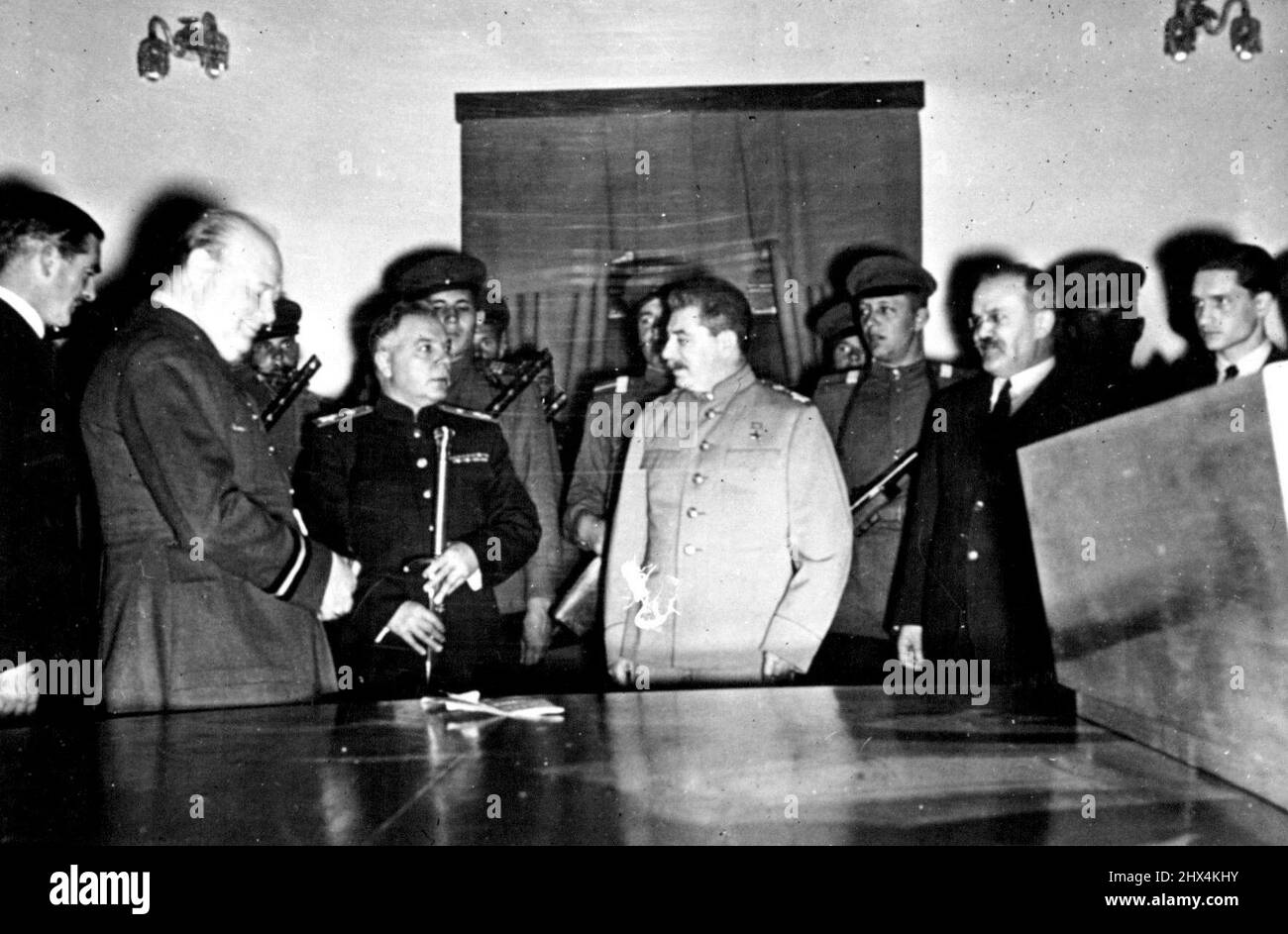 Presentazione di Stalingrad Sword -- ***** La Conferenza Teheran, il Sig. Churchill ha presentato la Stalingrad ***** Fino a Marshal Stalin. Sono stati suonati sia gli Anterni nazionali britannici che sovietici. Tutti i membri preminenti di entrambe le missioni erano presenti durante la cerimonia che si è svolta nella Sala conferenze della Legazione sovietica. La spada è il dono di Giorgio VI a Stalingrado. Dopo la presentazione, il maresciallo Voroshilov tiene la spada. Gennaio 3, 1943. Foto Stock