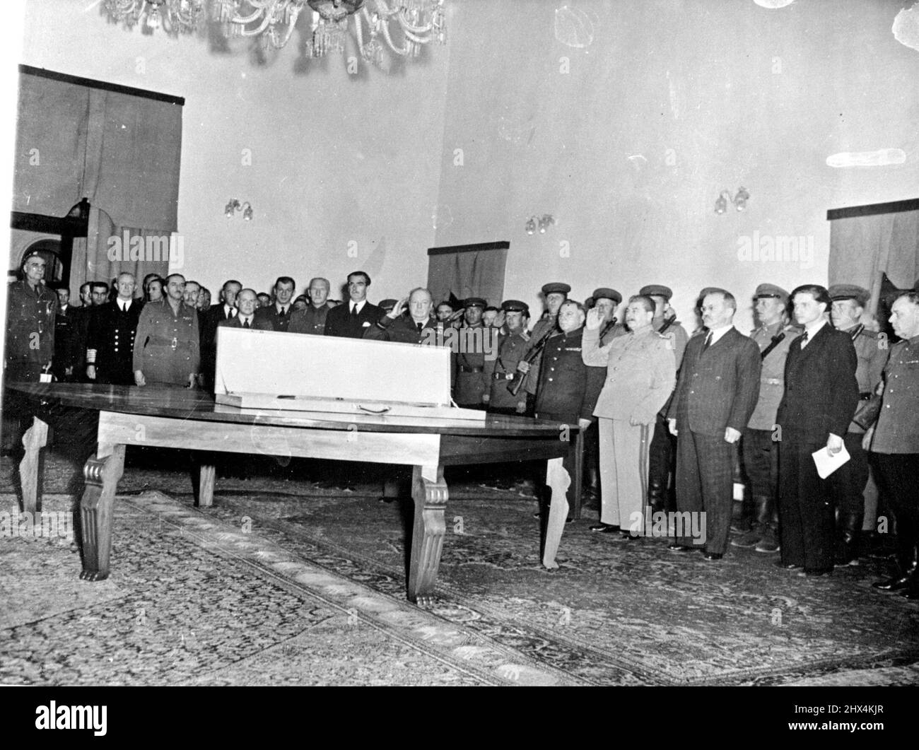 La spada di Stalingrad, dono del Re, ai cittadini di Stalingrad in segno di omaggio al popolo britannico, è stata consegnata al Maresciallo Stalin dal Sig. Winston Churchill in occasione di una cerimonia che si è tenuta presso l'Ambasciata russa a Teheran, durante la Conferenza tripartita. Marshal Stalin e il Premier saluta durante il gioco degli Alleati. Anterni nazionali. La Sword si trova nel suo caso sul tavolo. Durante la Conferenza Teheran, il Sig. Churchill ha presentato la spada di Stalingrad al Maresciallo Stalin. Dicembre 7, 1943. (Foto della fotografia ufficiale britannica). Foto Stock