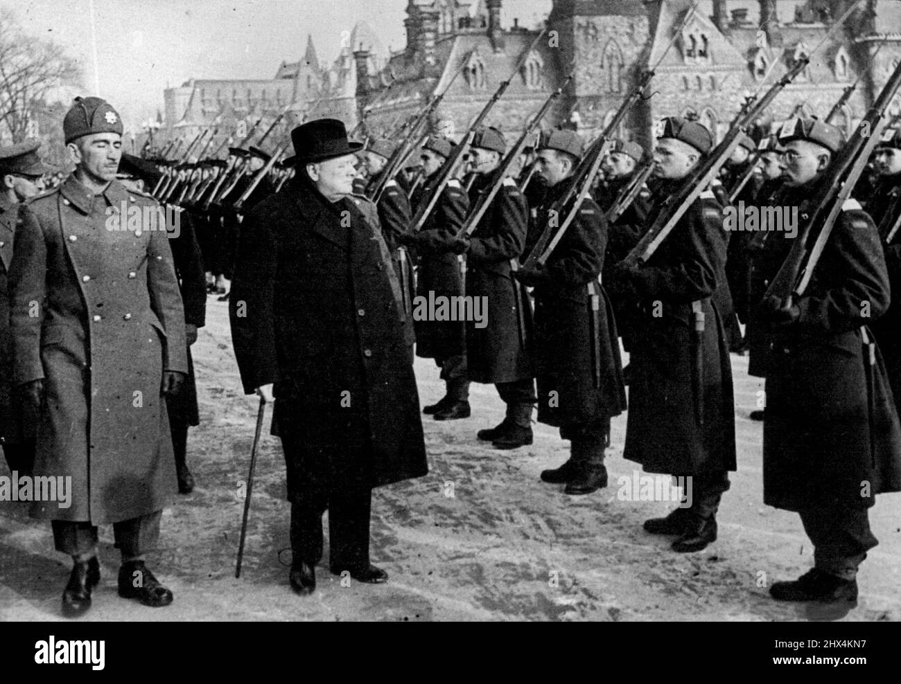 Visita canadese del sig. Churchill -- il primo ministro britannico a Ottawa il sig. Churchill è arrivato a Washington alla capitale canadese Ottawa il 29 dicembre e ha consegnato il suo discorso storico davanti ai membri riuniti della legislatura canadese nella Camera dei Comuni il giorno seguente. Il sig. Churchill inpsecting una guardia d'onore fornita dall'esercito canadese, fuori degli edifici del Parlamento, Ottawa. Maggio 20, 1942. (Foto di British Official War Office Photo). Foto Stock