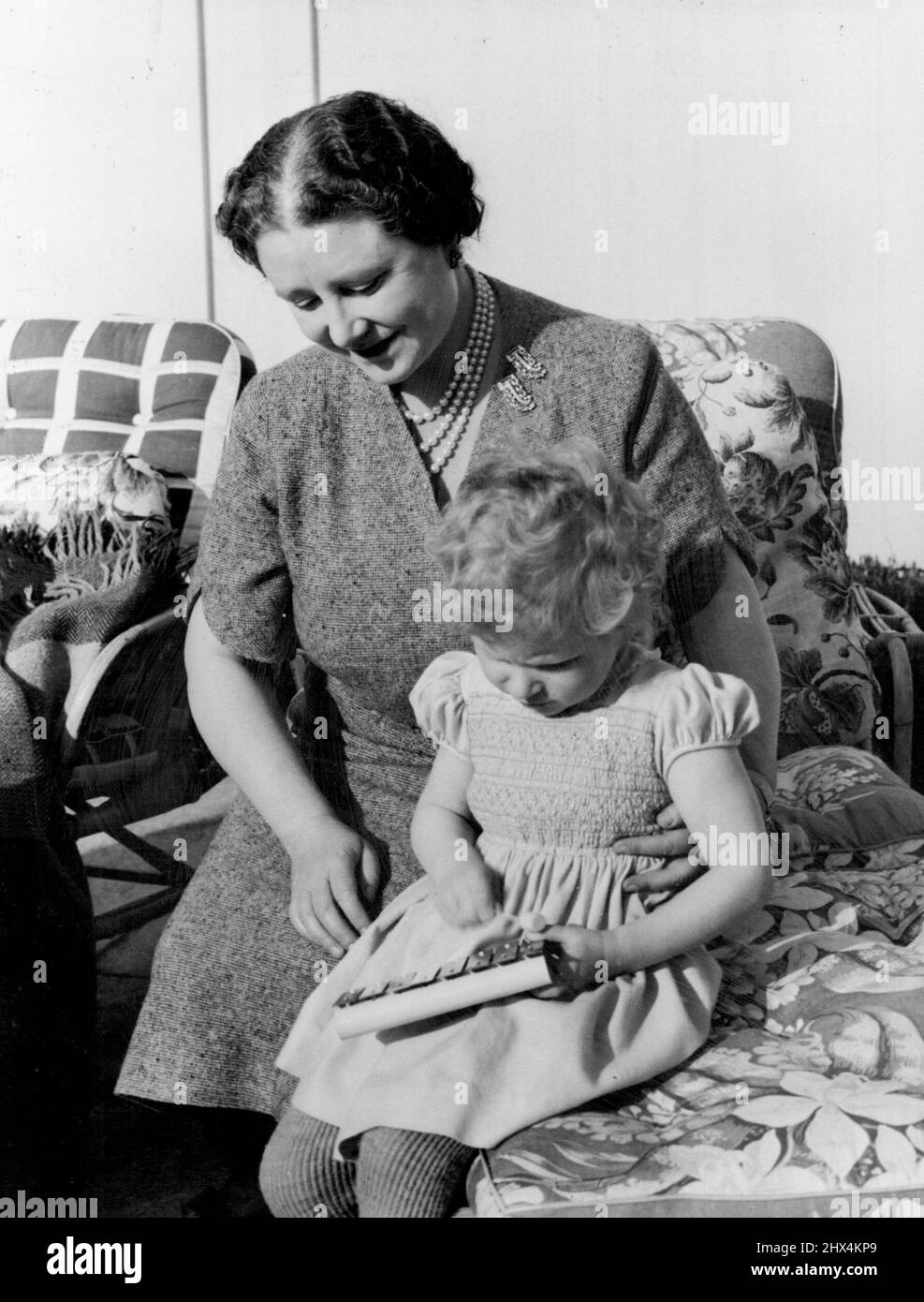 La Regina Madre ha riportato dal suo tour americano molti nuovi regali per la sua famiglia. Dicembre 27, 1954. (Foto di Lisa). Foto Stock