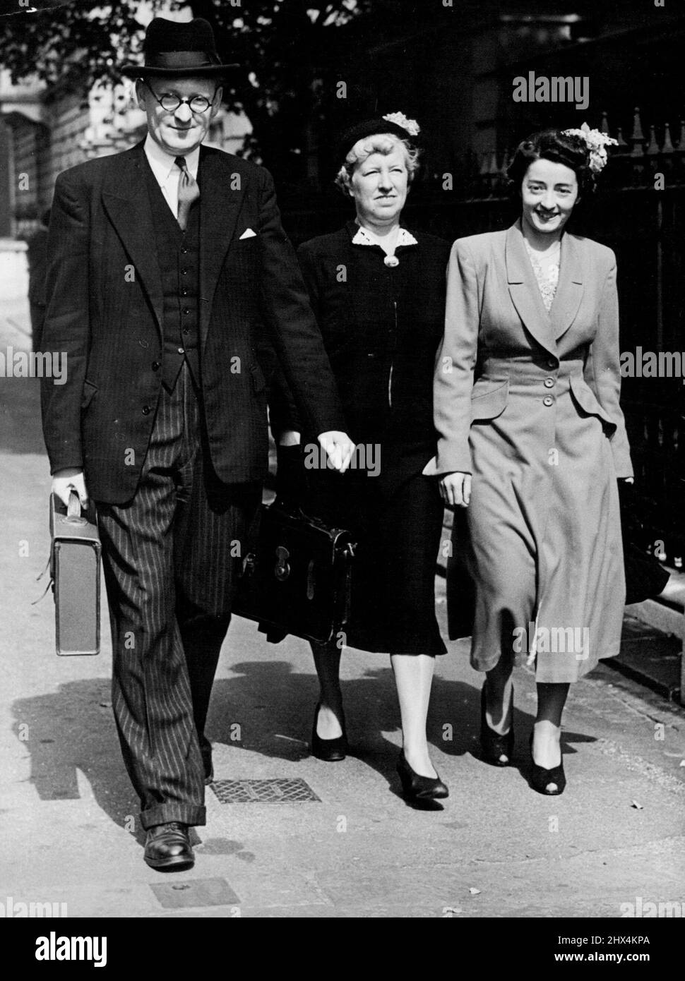 Principessa Anne - la scena oggi come il registrar, il sig. Donald A. Boreham lascia la Camera di Clarence con la sig.ra Lilian Smith (centro) e la sig.ra vera James un funzionario dell'ufficio alimentare di welfare.When il cancelliere di Westminster, Boreham è andato oggi alla Clarence House per il Duca di Edimburgo per completare il certificato di nascita della principessa del bambino i nomi Anne Elizabeth Alice Louise sono stati ispezionati. Il nome ed il titolo propri per la principessa del bambino saranno S.R.H. la principessa Anne Elizabeth Alice Louise di Edinburgo... La carta d'identità Princesses e il Ration Book sono stati portati alla Clarence House dalla signora Foto Stock