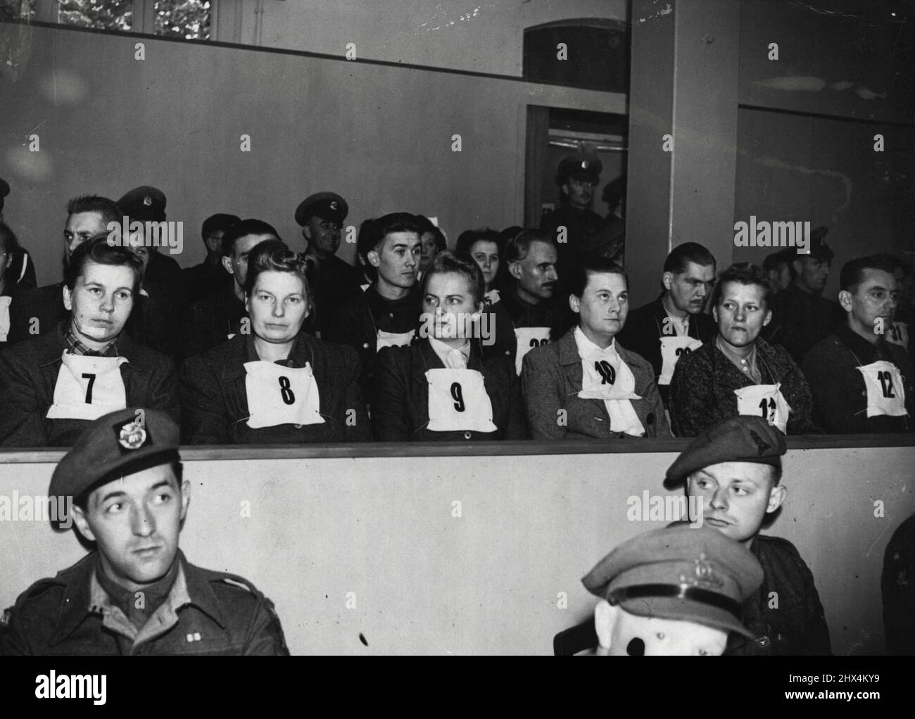 I processi di Belsen -- le donne accusate fotografate nel molo all'apertura dei criminali di guerra di Belsen a Luneberg fino ad oggi. IRMA Greese è n° 9 gli altri sono: Elizabeth Volkenrath (7), Herta Ehlert (8); Hilde Lobauer (11) e Josef (12), Klippel. Novembre 11, 1945. (Foto di LNA) Foto Stock