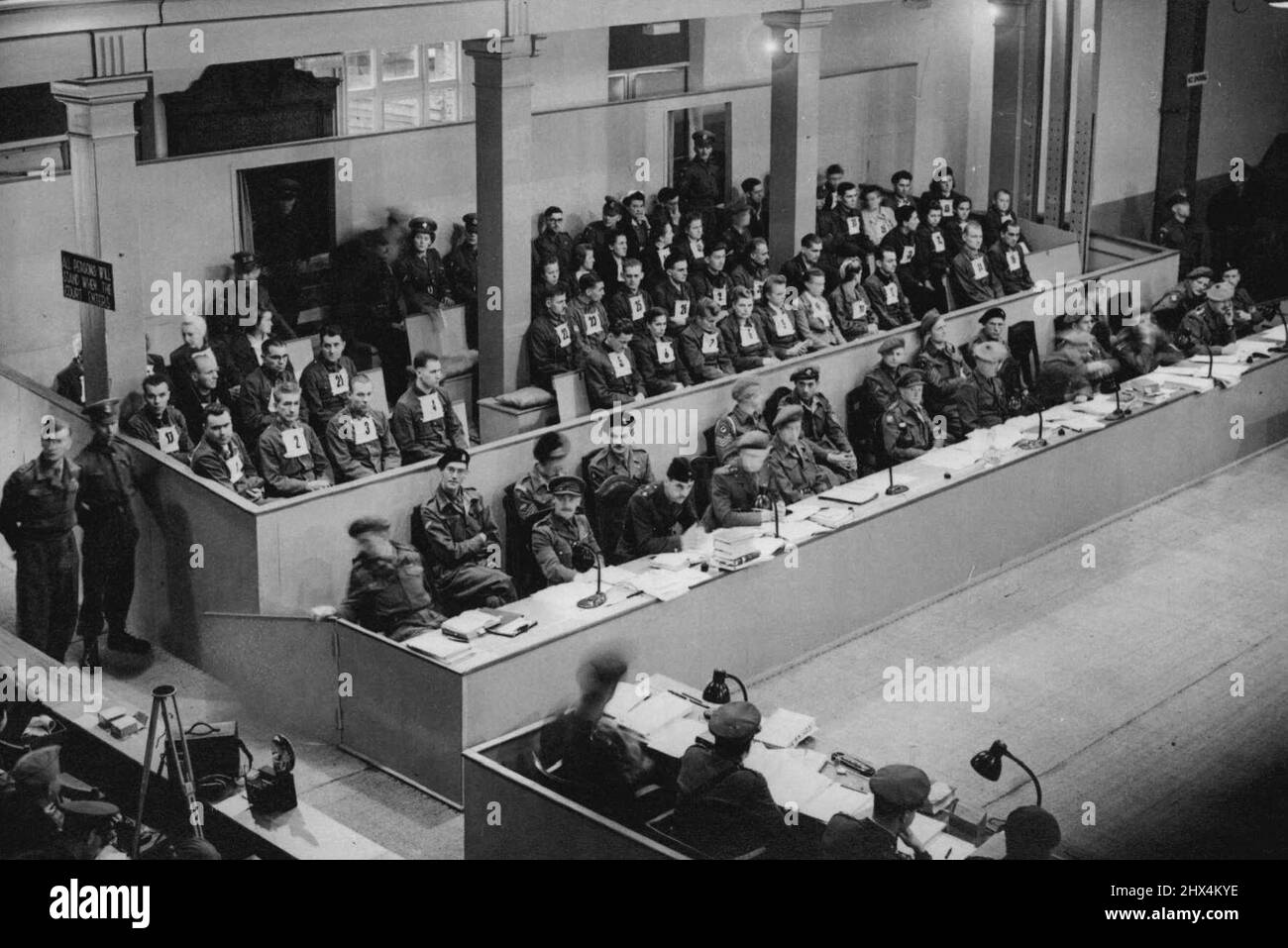 Processi di Belgen a Luneberg -- i 48 prigionieri nel molo di Luneberg oggi con i loro consigli di difesa seduti di fronte. Josef Kramer ('The Beast') e Irma Greese (No 9) sono identificate dalle loro etichette. Ottobre 1, 1945. (Foto di Sport & General Press Agency, Limited) Foto Stock