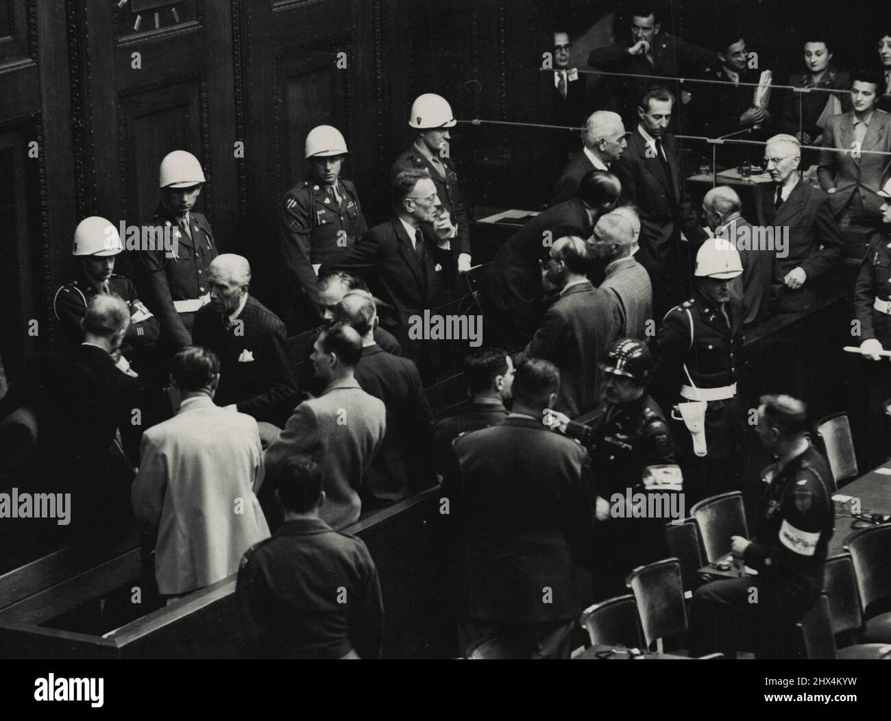 Gli imputati di Norimberga parlano -- Alcuni degli imputati nel processo di Norimberga che discutono di alcuni dei verdetti che erano già stati consegnati quando una breve pausa è stato ordinato stamattina, a sinistra, Ribentrop (a sinistra di Goering) von Papen (parlando con Ribbentrop) e Hess, a destra di Goering, sono facilmente riconosciuti. Al centro (con gli occhiali) c'è Seyss Inquart e di fronte a lui (leggermente calvo testa) è Frank: Accanto a lui a destra è Frick e alla sua destra è Funk, con Dr Schact nell'angolo estrema destra. In angolo di fronte a Schacht è Fritsche e accanto a lui (capelli bianchi) è von Neurath. Foto Stock
