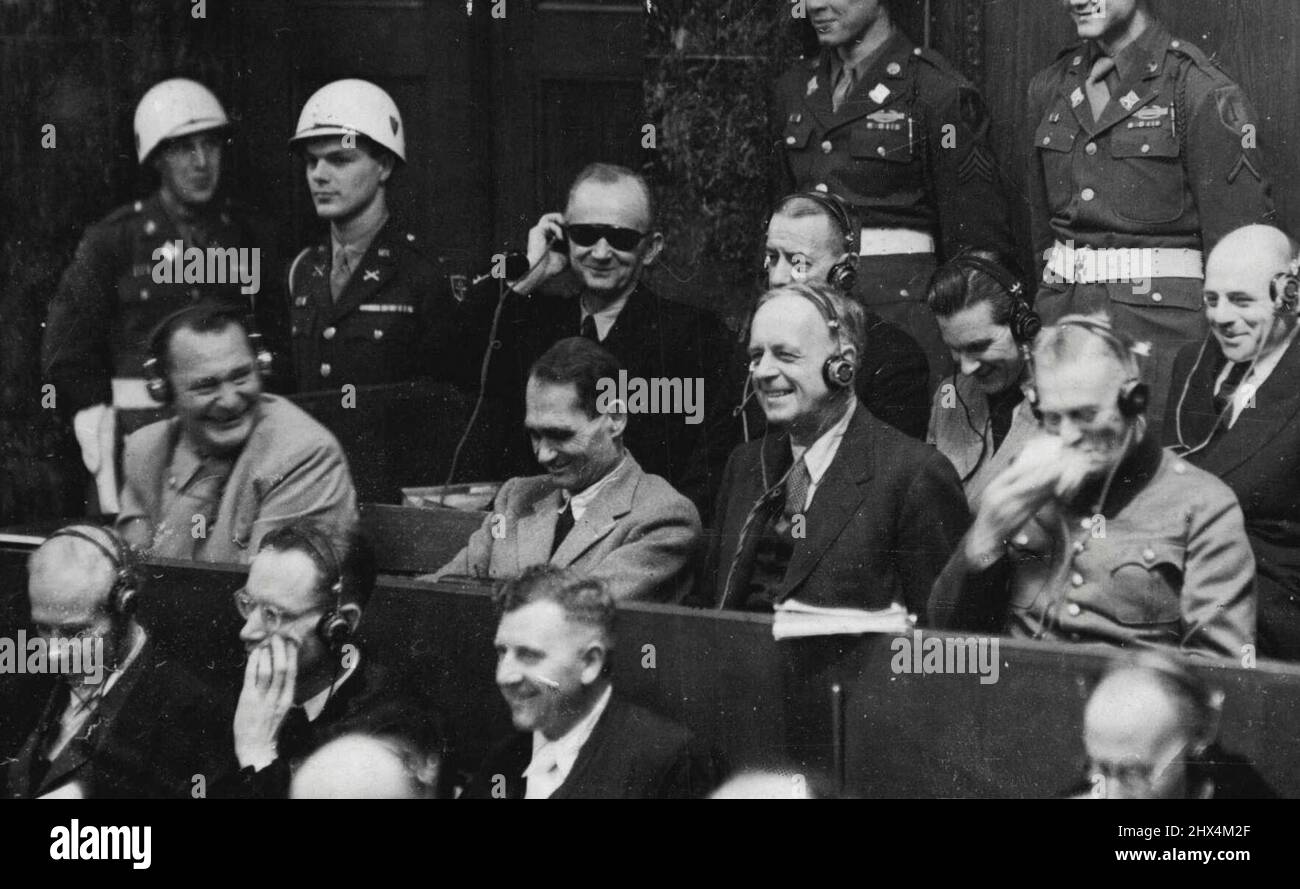 Risate in corte -- con Goering che guida la 'banda' i criminali di guerra nazisti si sono scatenati in risate durante le prove date il 30 novembre. In prima fila si vedono da sinistra a destra Goering, Hess, Ribbentrop e Keith. Back row: Donetiz; Raeder; Schirach e Saukel. Dicembre 11, 1945. (Foto di stampa associata). Foto Stock