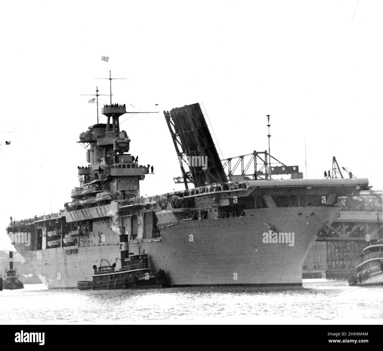 La più recente compagnia aerea della Marina inizia con Shakedown Trials Quincy, Mass, la più recente compagnia aerea della Marina degli Stati Uniti, la $21.000.000 U.S.S. WASP, passato sotto un ponte levatoio qui, 18th dicembre. All'inizio della crociera in shakedown del suo primo costruttore, la Bethlemhem Steel Company's Fore River Yards. Parti dei suoi ponti sono state avvolte con teloni per proteggere le apparecchiature segrete da occhi indiscreti. La vespa è diciotto mesi dopo il programma, la sua costruzione è stata ritardata per permettere il tempo di installare i macchinari e le attrezzature perfezionate durante il suo edificio. Dicembre 18, 1939. (Foto di ACME). Foto Stock