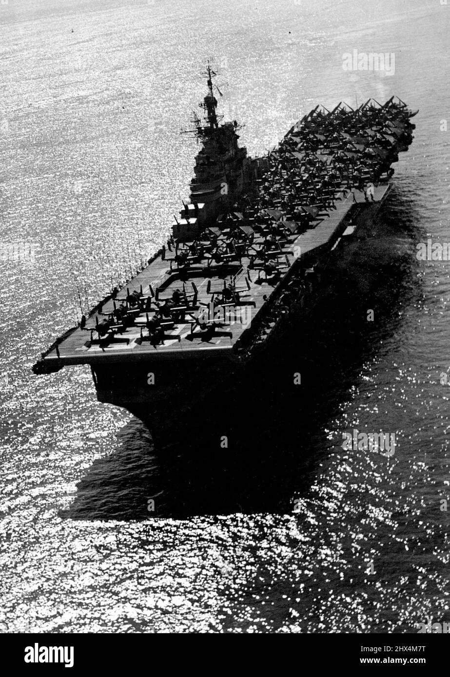 American Carrier a Portsmouth su Goodwill Voyage -- maestoso su un mare scintillante, il vettore aereo degli Stati Uniti 'Valley Forge, - aerei allineati sul suo ponte di volo - si avvicina a questa base navale britannica per un soggiorno di una settimana sulla sua crociera intorno al mondo. Con la sua scorta di due cacciatorpediniere - il William G. Lawe e il Lloyd Thomas - il vettore ha coperto 28.000 miglia del suo tour di buona volontà. Salirà per San Diego alla fine della sua visita. Maggio 06, 1948. (Foto con fotocamera premere). Foto Stock