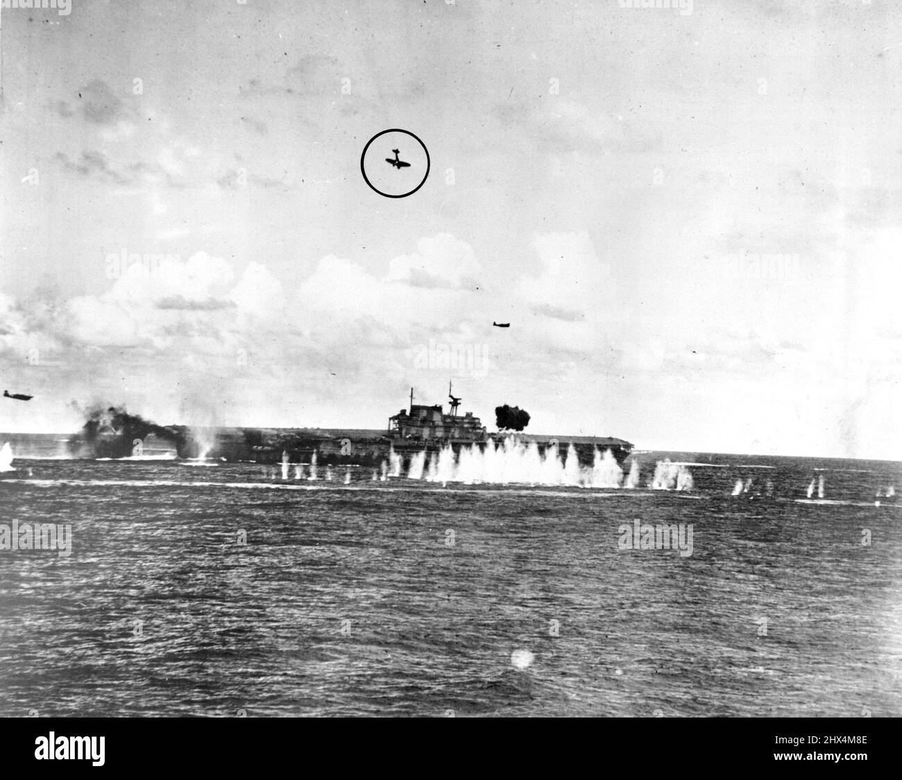 L'attacco suicida giapponese provoca la morte del Carrier Hornet statunitense nel Pacifico. Il mare intorno alla nave è peppered con il fuoco dagli aerei di Enemy durante la battaglia fuori dell'isola di Santa Cruz il 26 ottobre. Il bombardiere che scende verso la nave si schiantò nel ponte di segnale Hornet. Gennaio 13, 1943. (Foto di U.S Navy Photo). Foto Stock