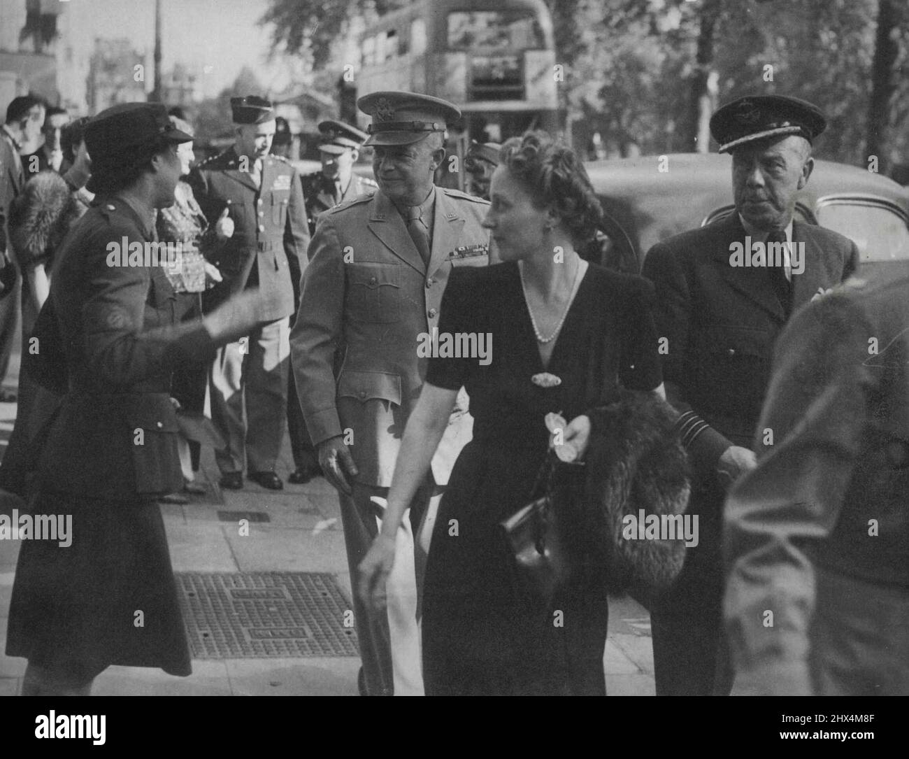 Il generale Eisenhower e il generale Bradley a Londra - 'Ike' segni Autograph per Englishman -- il generale Eisenhower è stato avvicinato per il suo autografo da Mrs May Millington come ha lasciato il suo hotel con amici per il teatro. Lo precedono (a destra) il Capitano di gruppo Sir Louis Greig, e dietro c'è il generale Omar Bradley.poco dopo il loro arrivo a Londra in una visita del generale Dwight D. Eisenhower il comandante supremo delle forze alleate in Europa, E il generale Omar N. Bradley, comandante generale del gruppo militare del I2th, frequentò un teatro in compagnia di Sir Louis Greig e di altri amici Foto Stock