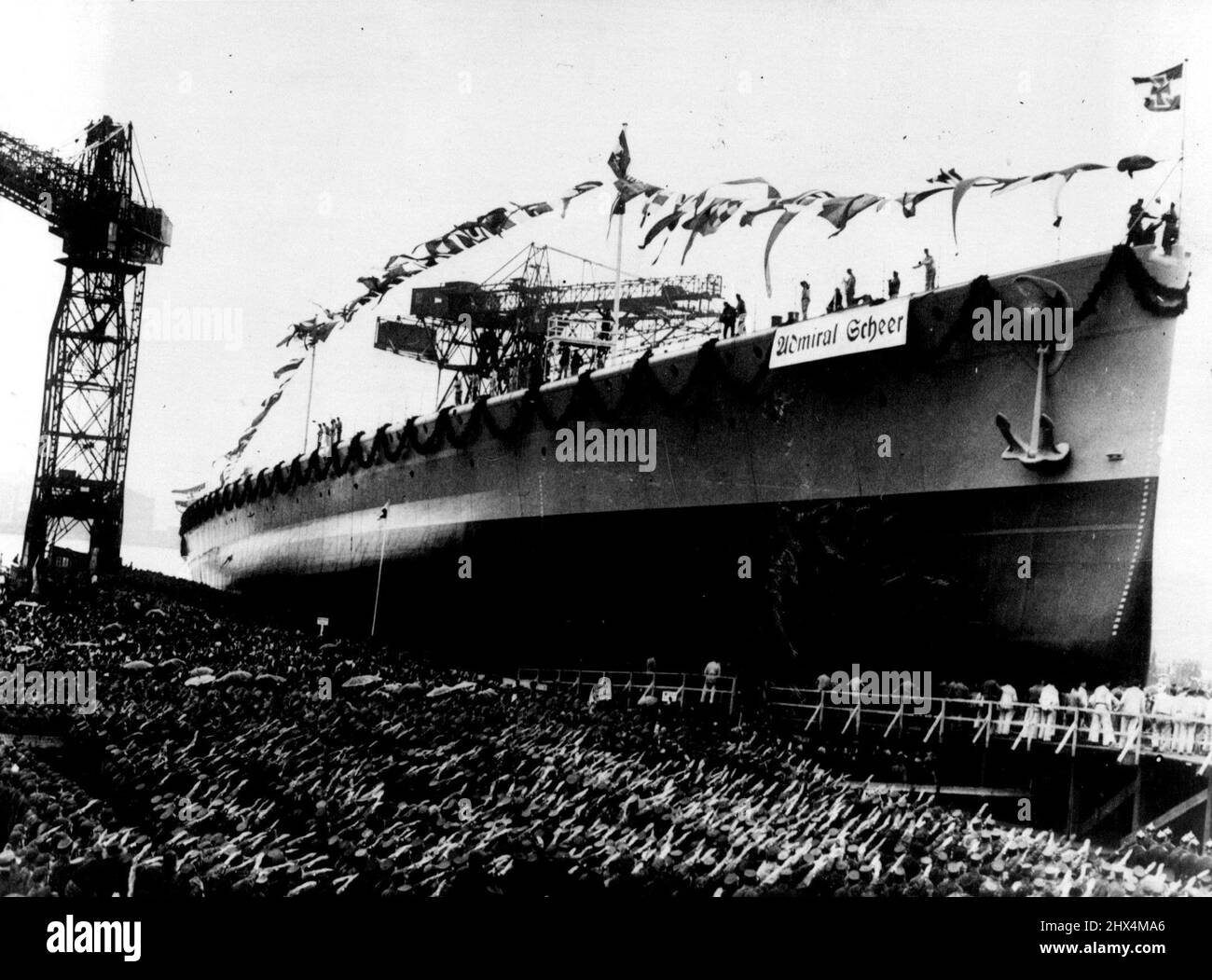 Il lancio a wilhelmshaven, della seconda corazzata tascabile tedesca, 'Admiral Scheer', prima di un enorme raduno. Dare il saluto nazista mentre il vascello è stato lanciato. Aprile 3, 1933. (Foto di Sport & General Press Agency Limited). Foto Stock