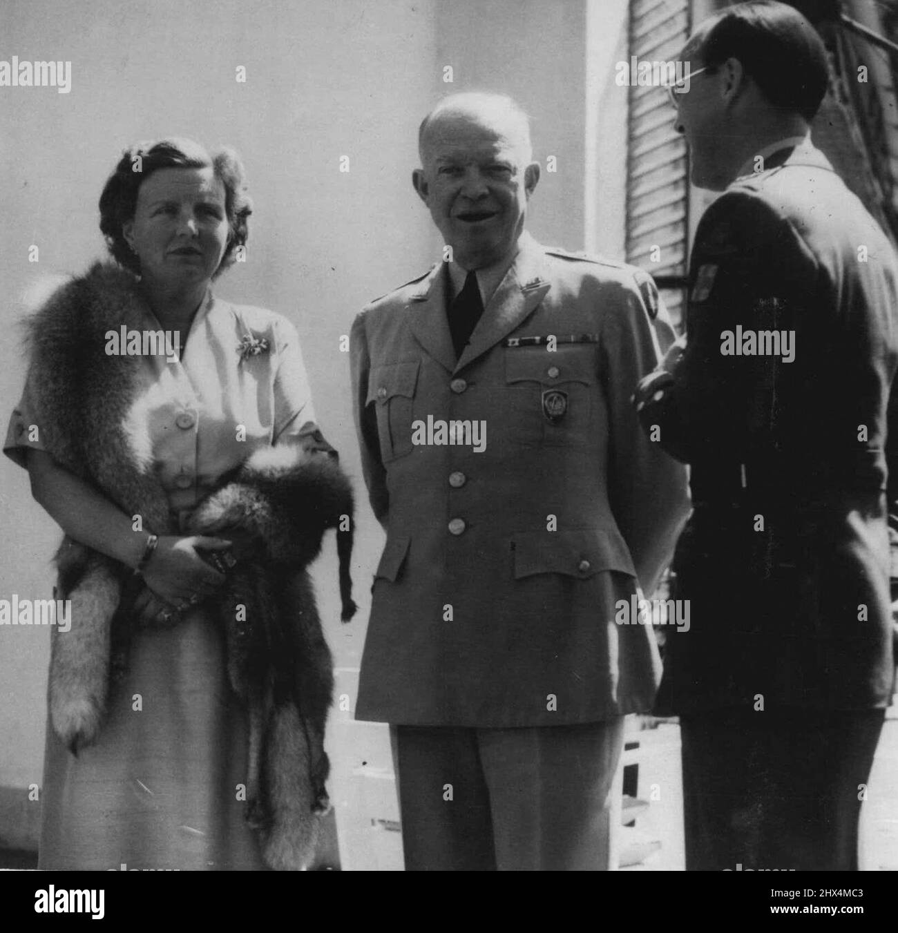 IKE's Farwell Visit to Dutch Royalty -- il generale Dwight D. Eisenhower, ritirando il comandante supremo delle forze alleate in Europa, con la regina Giuliana dei Paesi Bassi e il principe Bernhard durante una visita di addio alla coppia reale al palazzo Soestdijk, qui vicino. Maggio 21, 1952. (Foto di Plant News Ltd.). Foto Stock