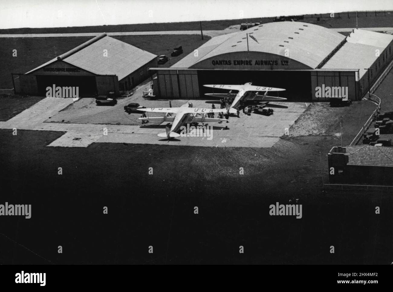 Le due macchine che hanno portato la posta a doppia aria su da Singapore sul tarmac di fronte al Qantas Empire Airways hangar all'Archerfield Aerodrome il Venerdì mattina. Dicembre 30, 1935. (Foto di Courier-Mail Photo). Foto Stock